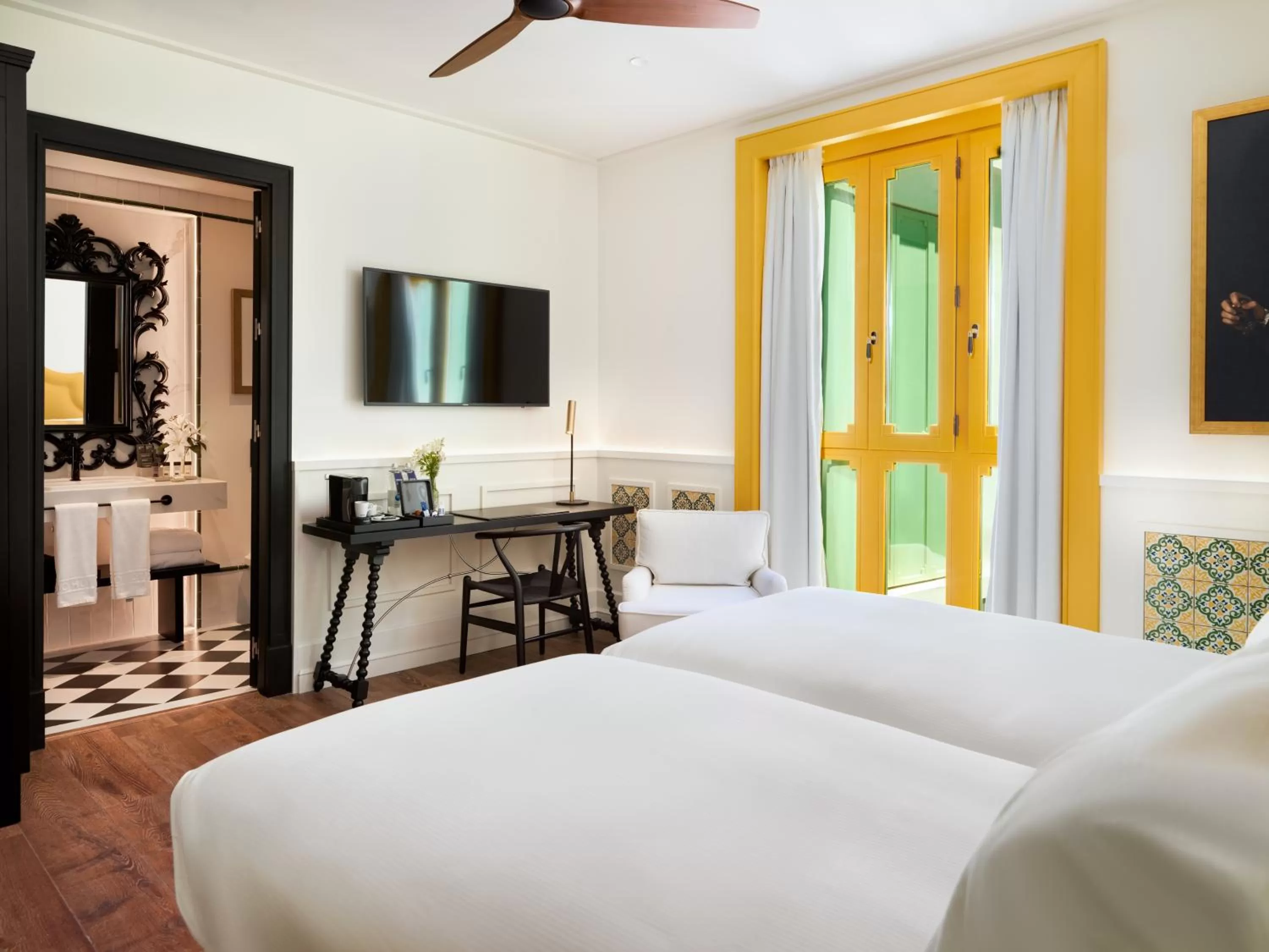 Photo of the whole room, Bed in H10 Casa de la Plata