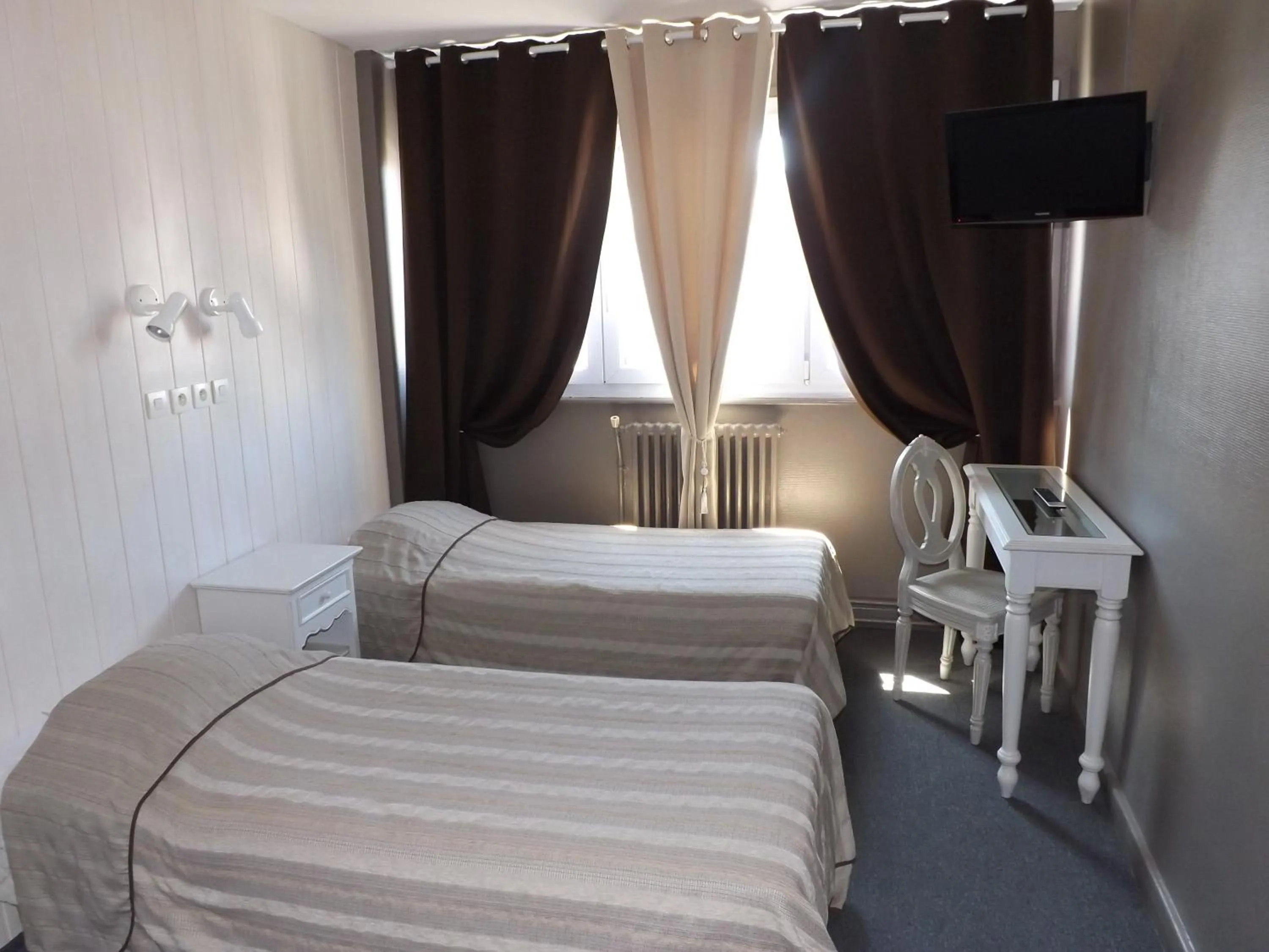 Photo of the whole room in Hôtel De Londres