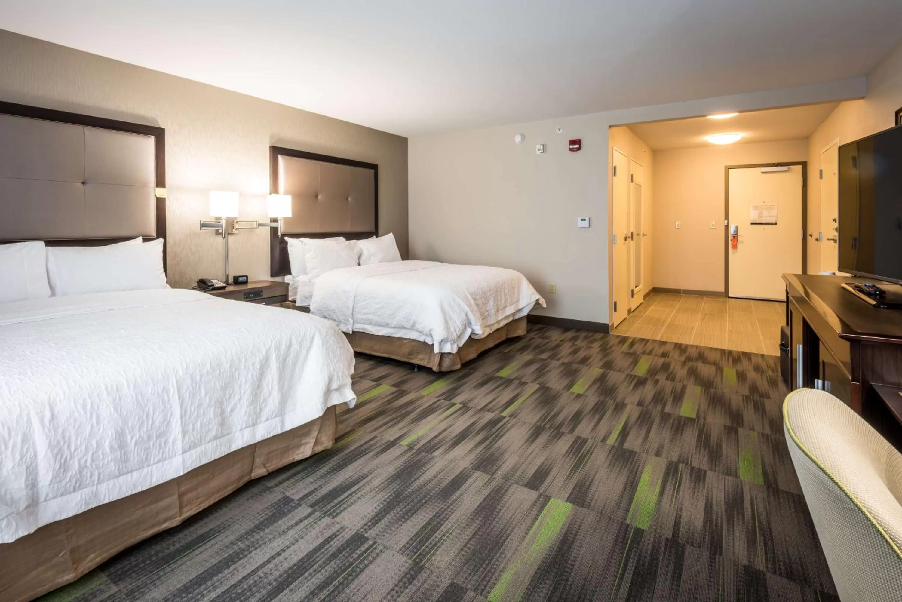 Bed in Hampton Inn & Suites By Hilton Hammond, In