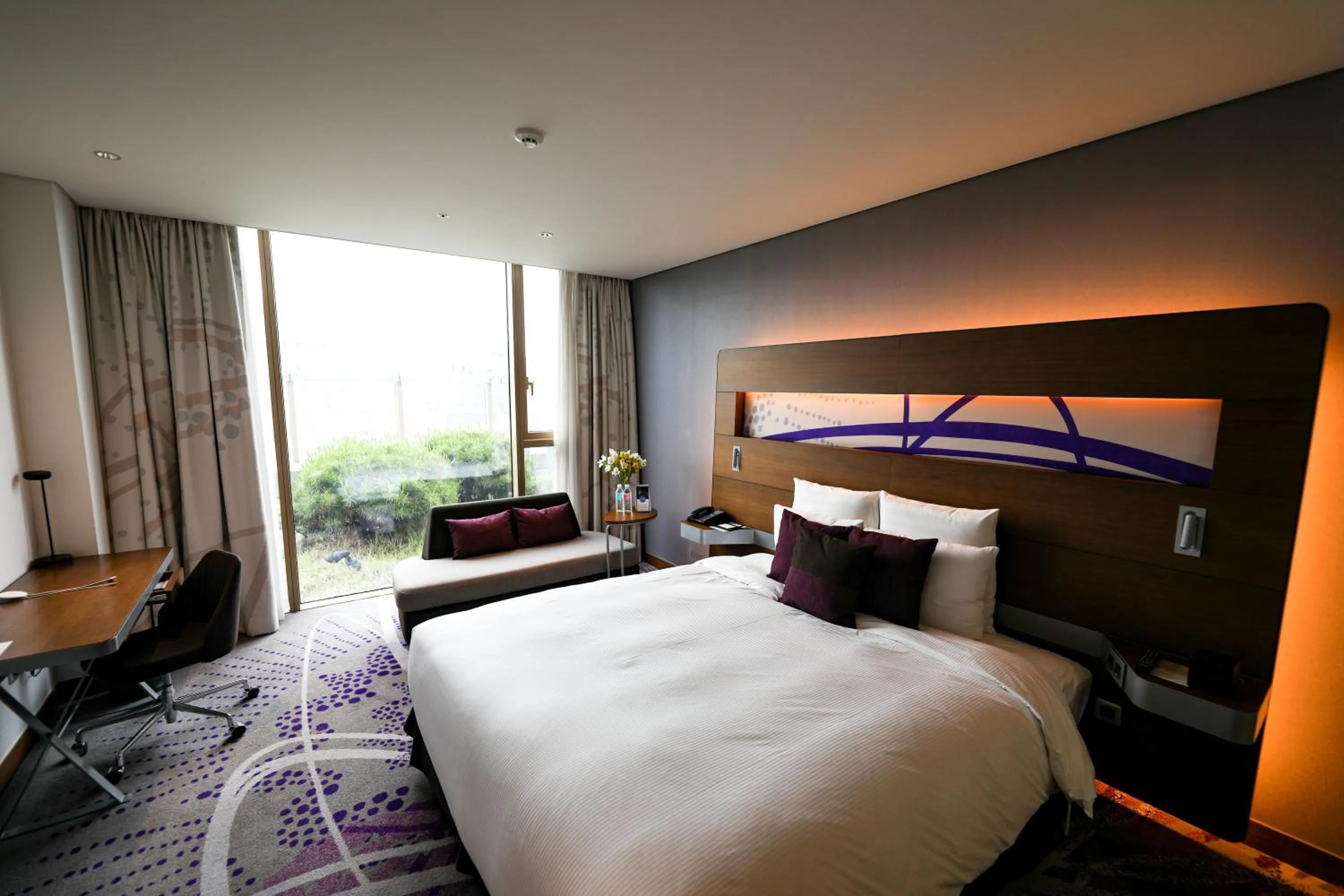 Photo of the whole room, Bed in Novotel Ambassador Suwon
