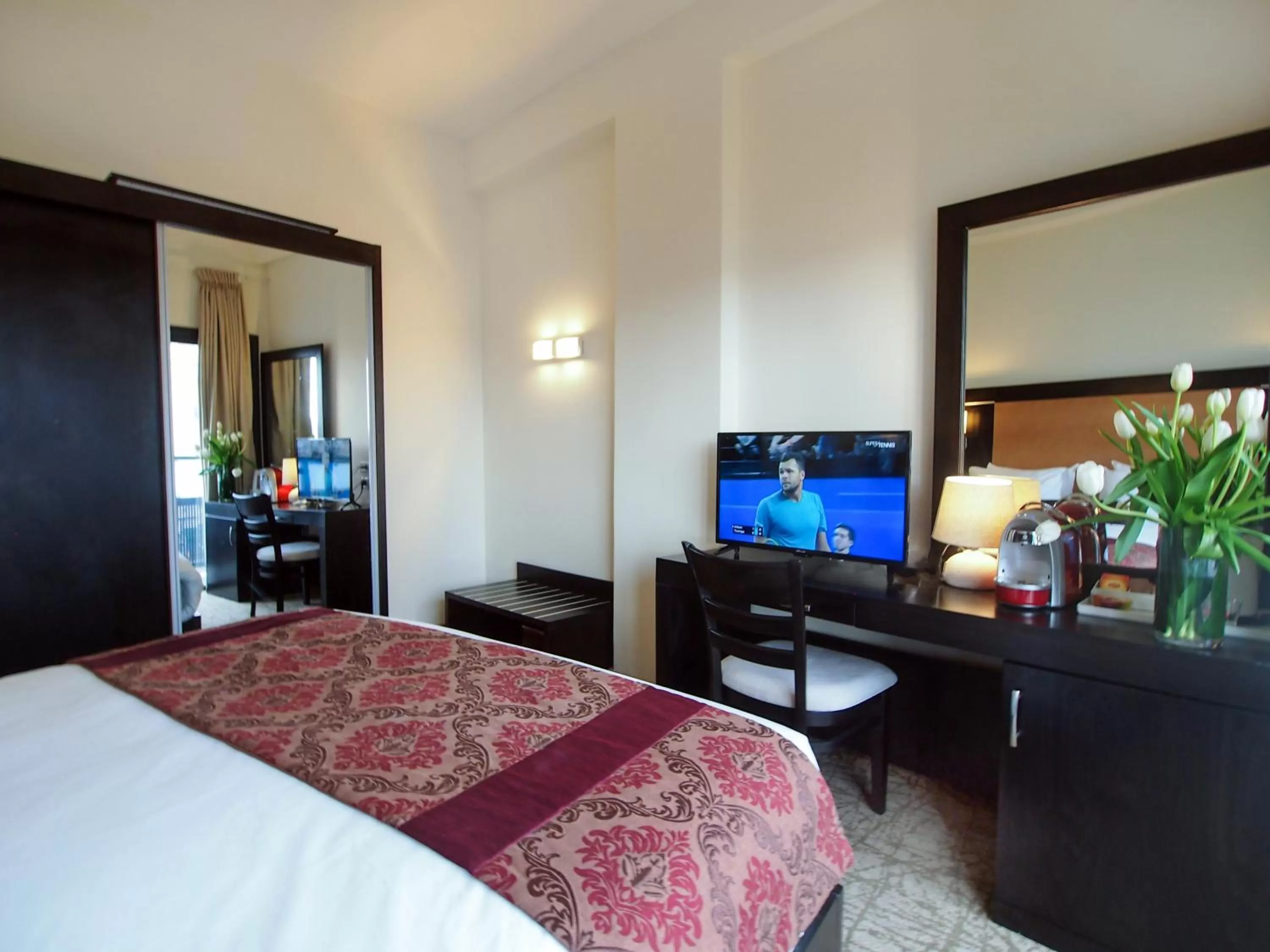 Photo of the whole room, Bed in New Capitol Hotel - Jerusalem