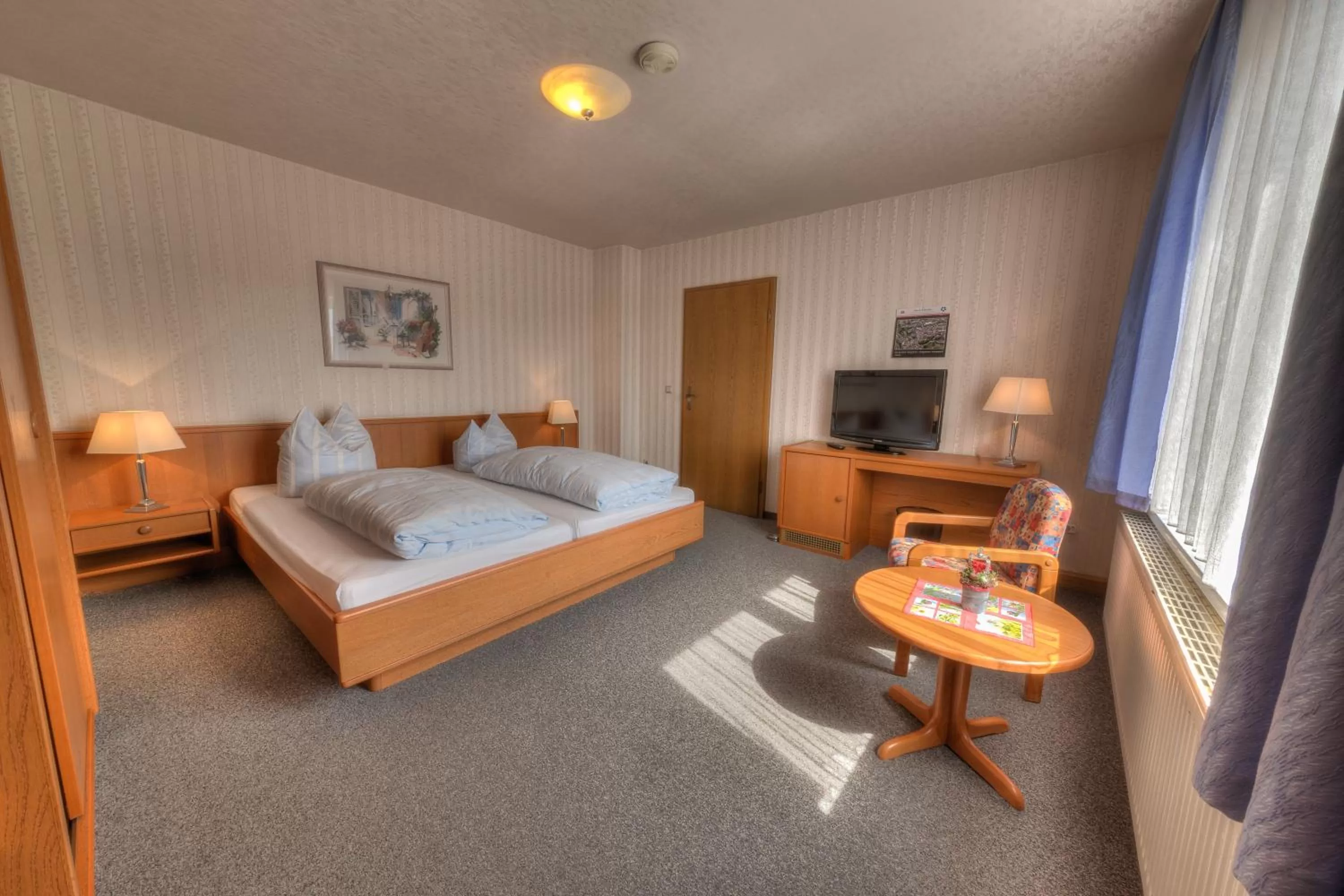 Photo of the whole room, Bed in Hotel - Pension & Gaststätte "Alter König"