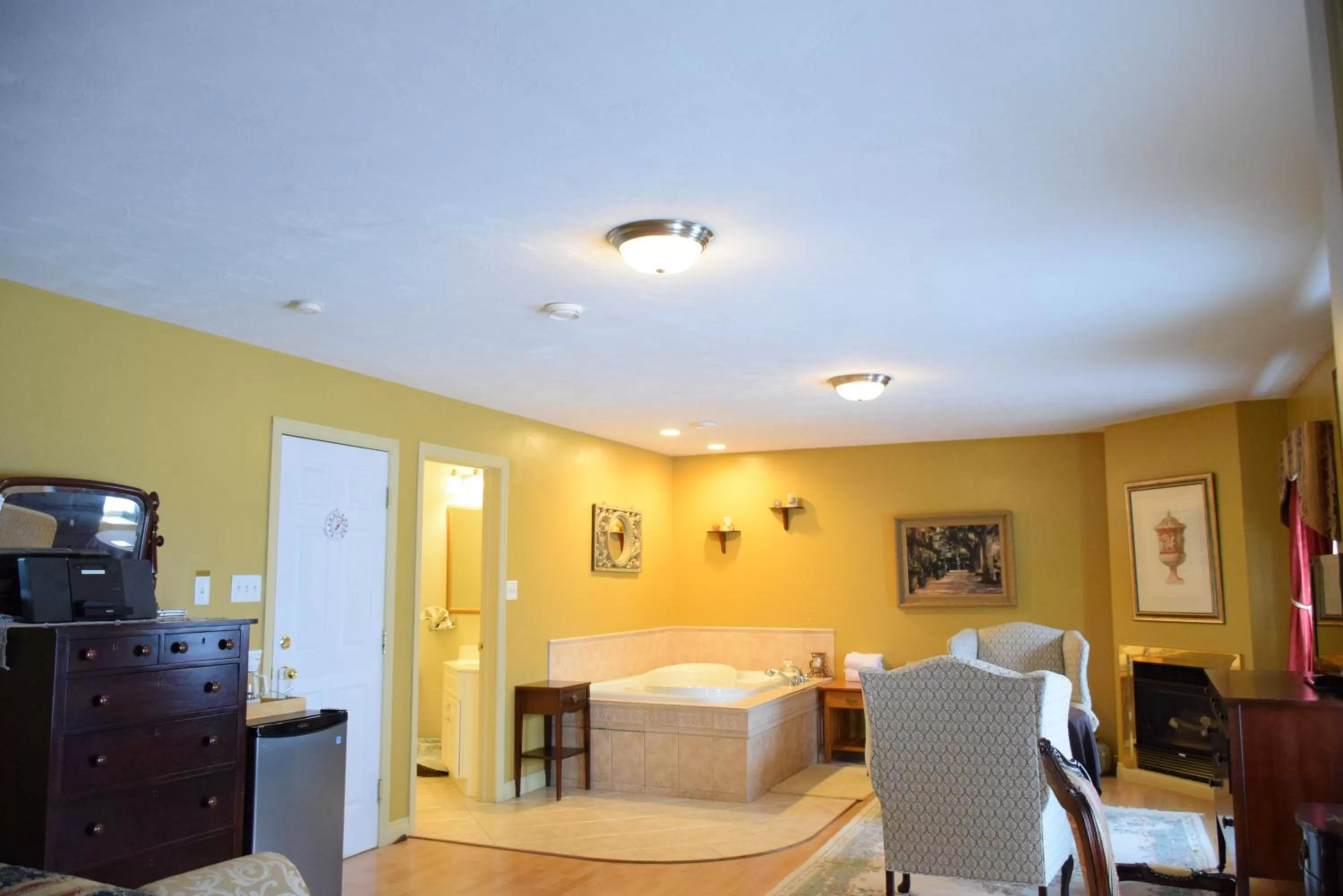 Photo of the whole room, Bed in Auberge Wild Rose Inn