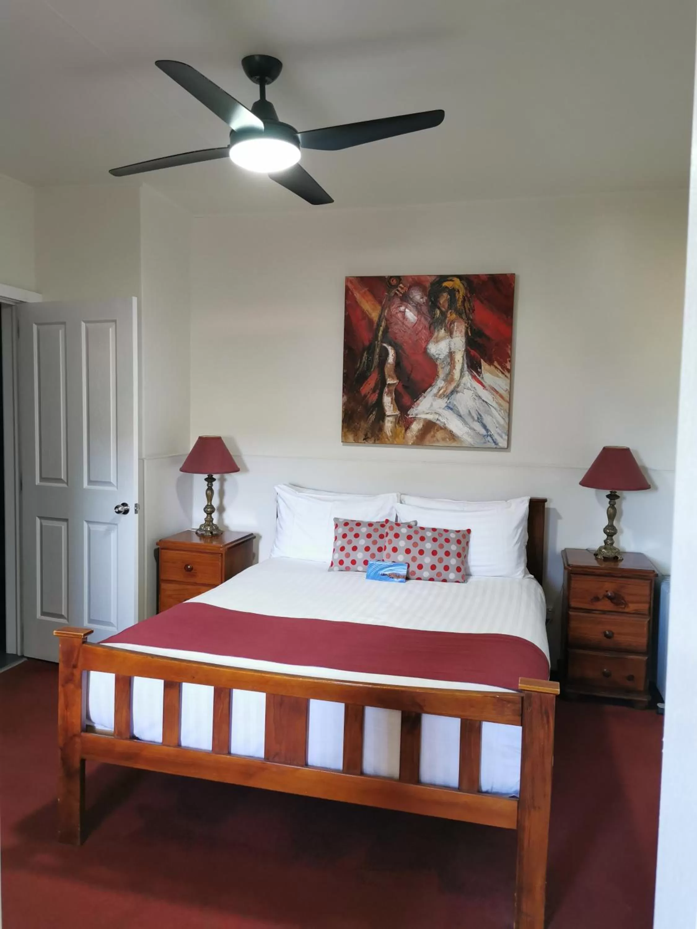 Bed in The Empire Hotel Deloraine