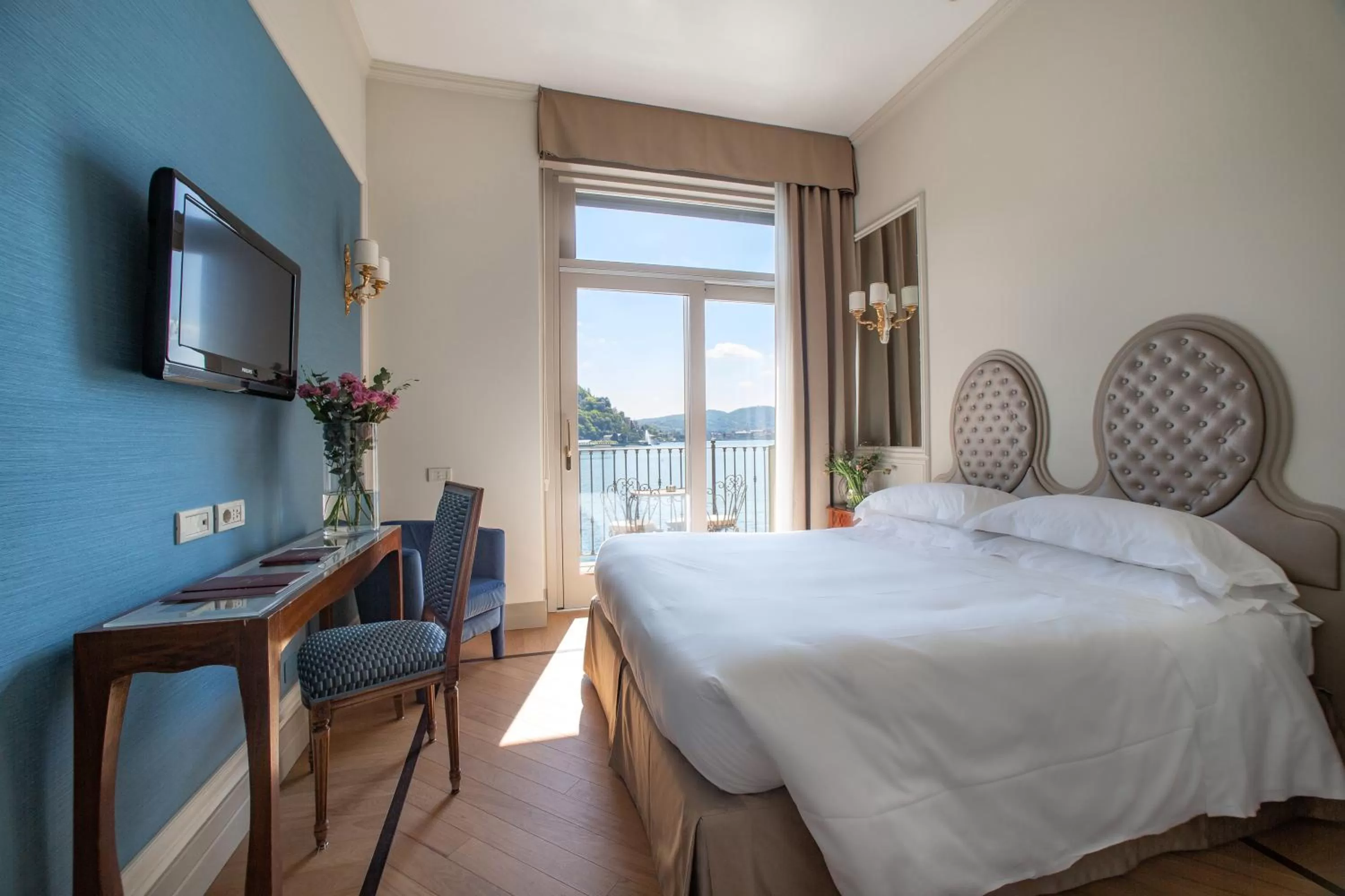 Superior Double or Twin Room with Lake View in Hotel Villa Flori