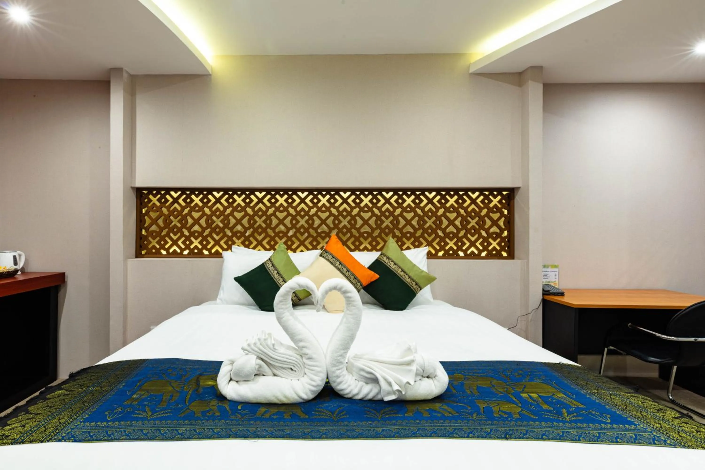 Bed in Royal Phawadee Village Patong - 2 Minutes walk to the beach