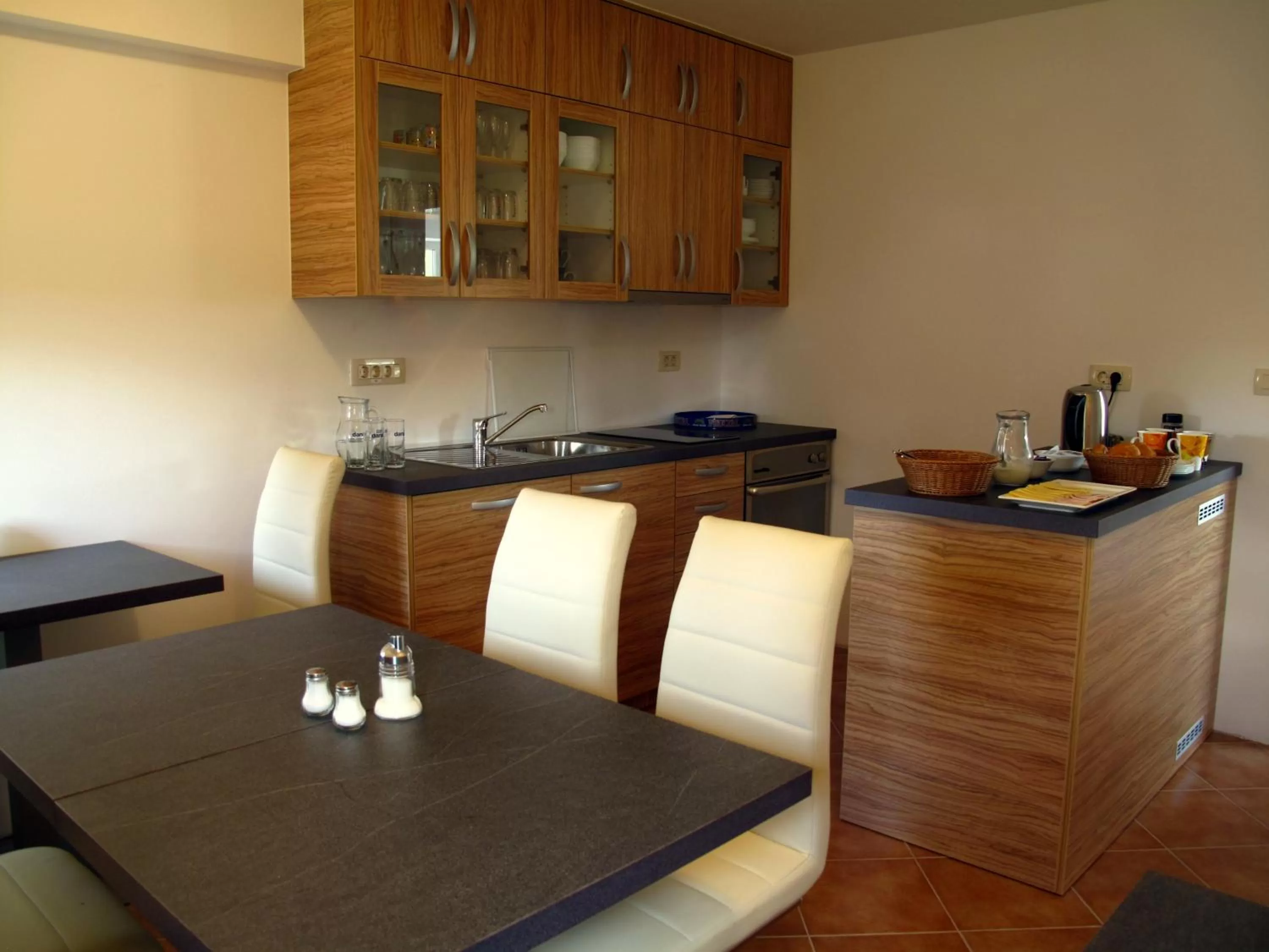 Coffee/tea facilities, Dining Area in B&B By The Way