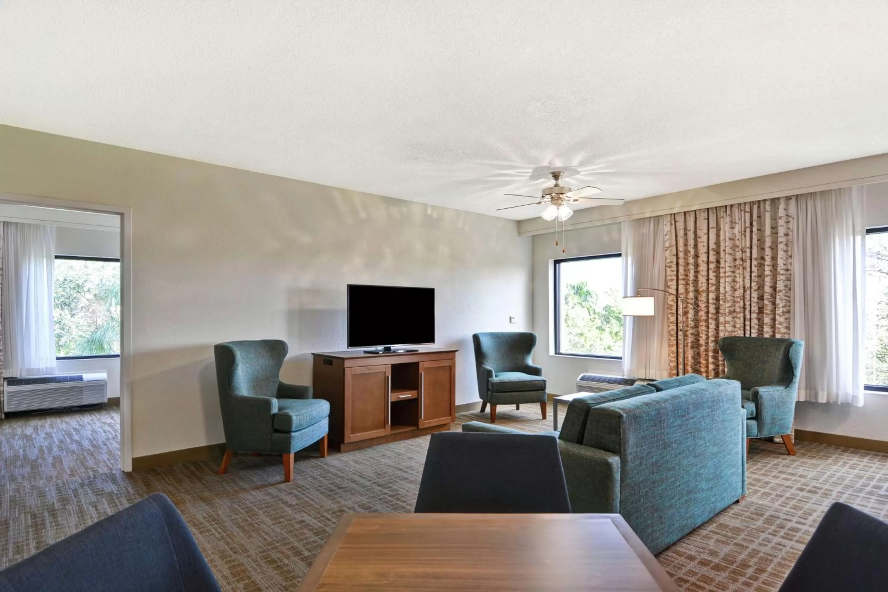 Living room in Hampton Inn Palm Beach Gardens
