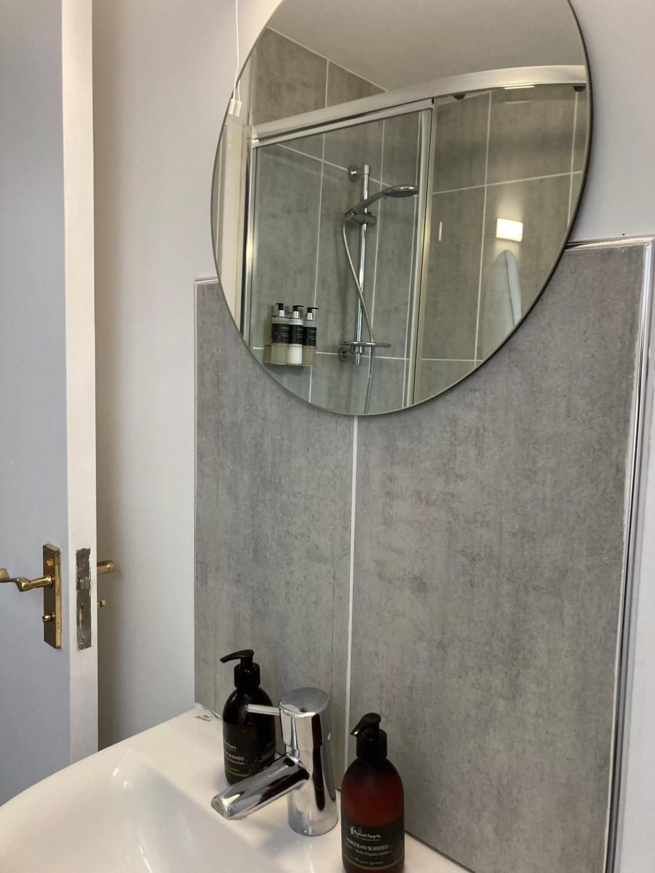 Bathroom in Dunstaffnage Marina Suites and Lodges