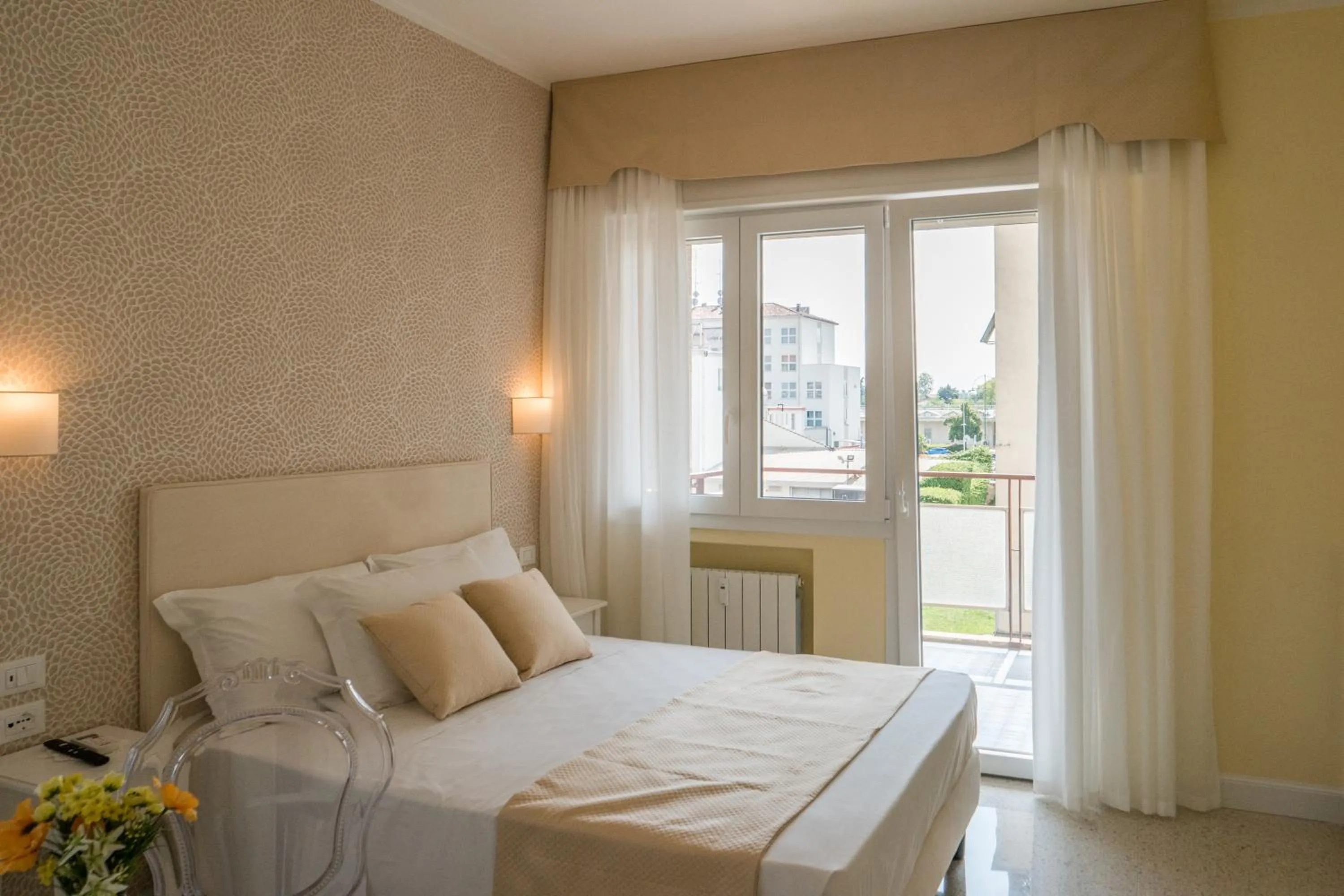 Bedroom, Bed in Guest House Train Station Venice - Atika & Atif