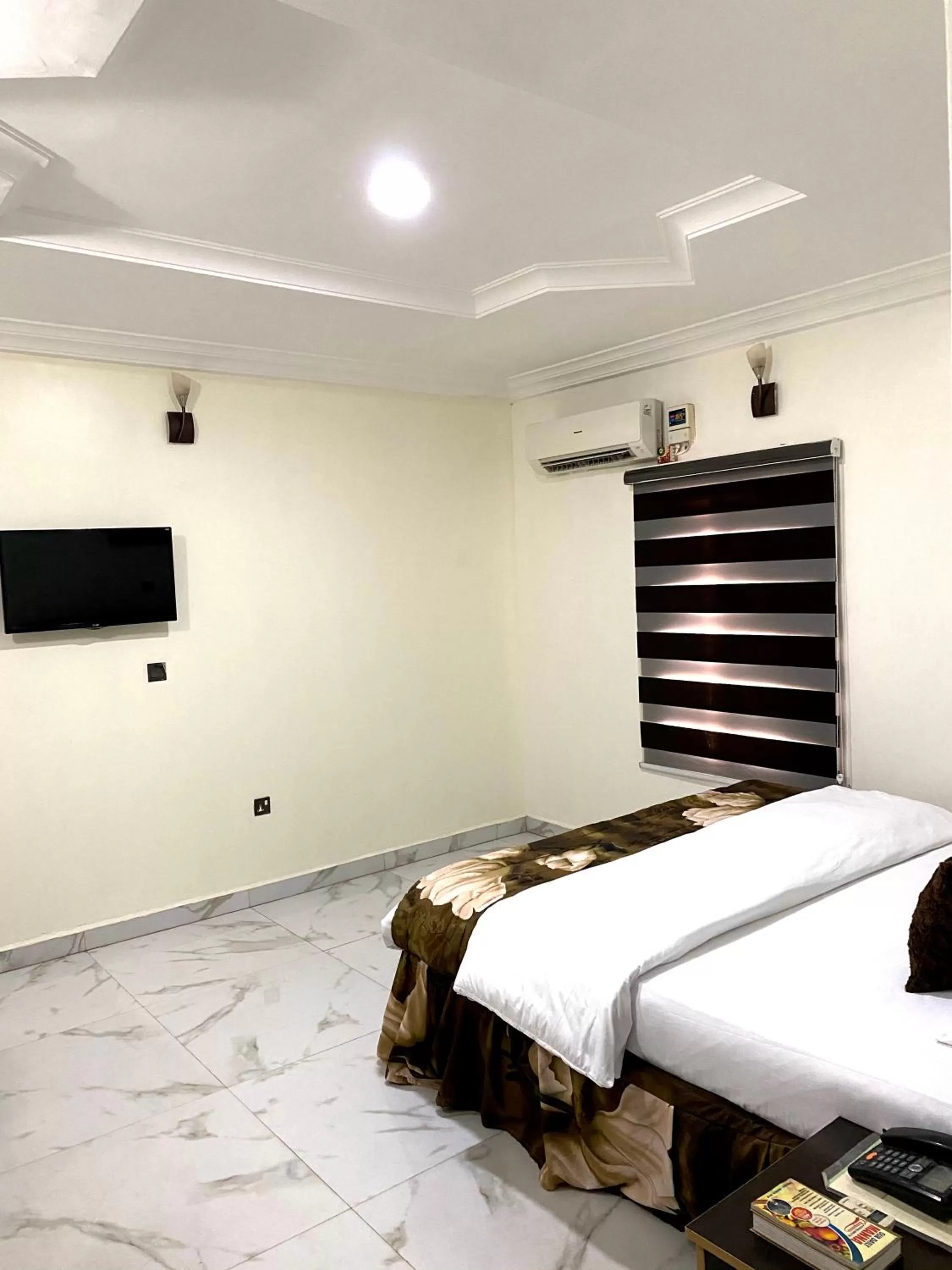 Bed in Nue-Crest Hotels & Suites