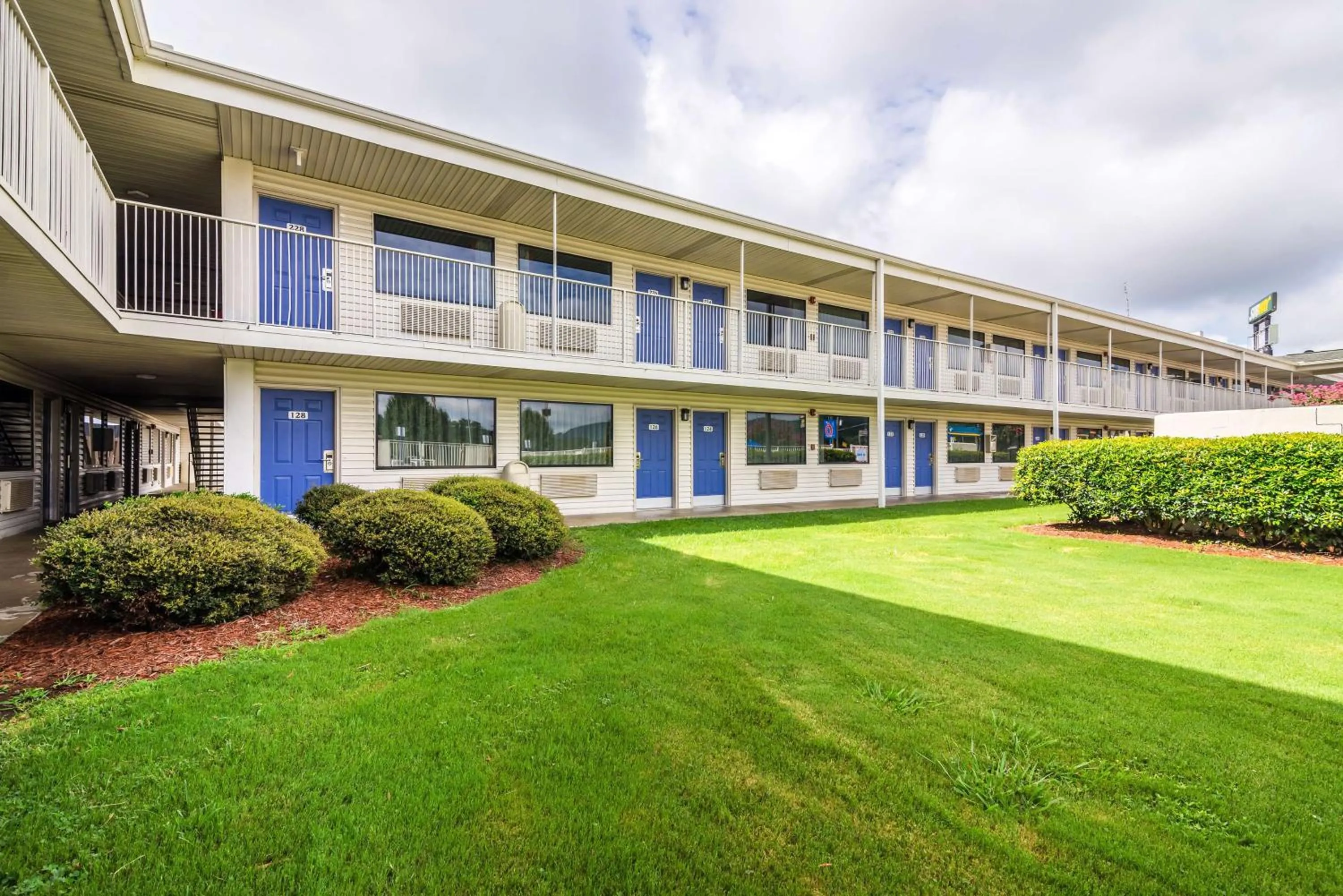 Property building in Motel 6-Anniston, AL