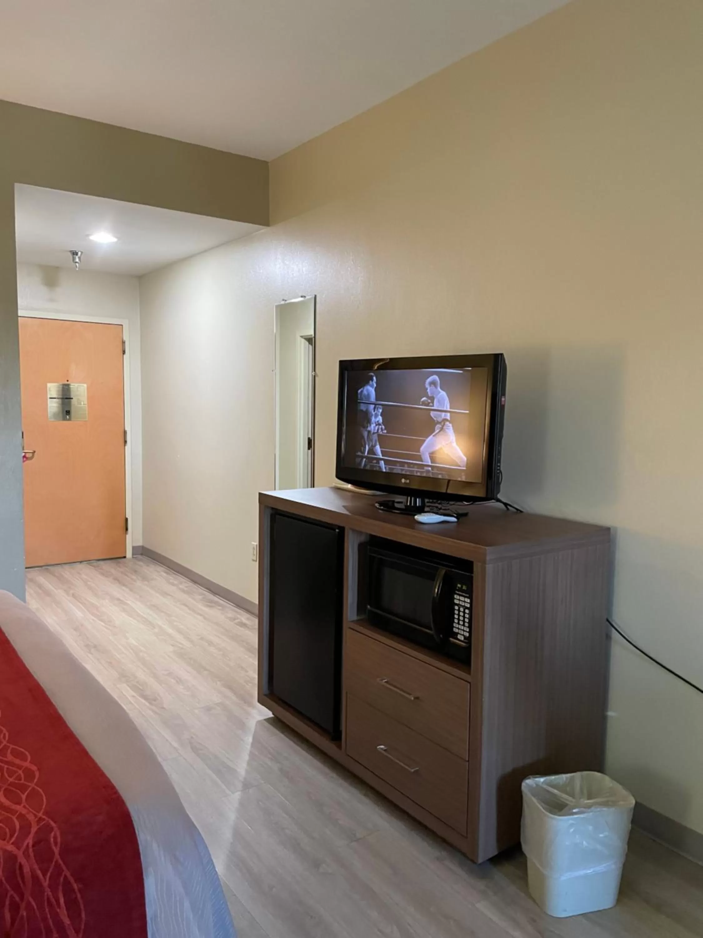 TV and multimedia in Econo Lodge Newport Smoky Mountains Gateway