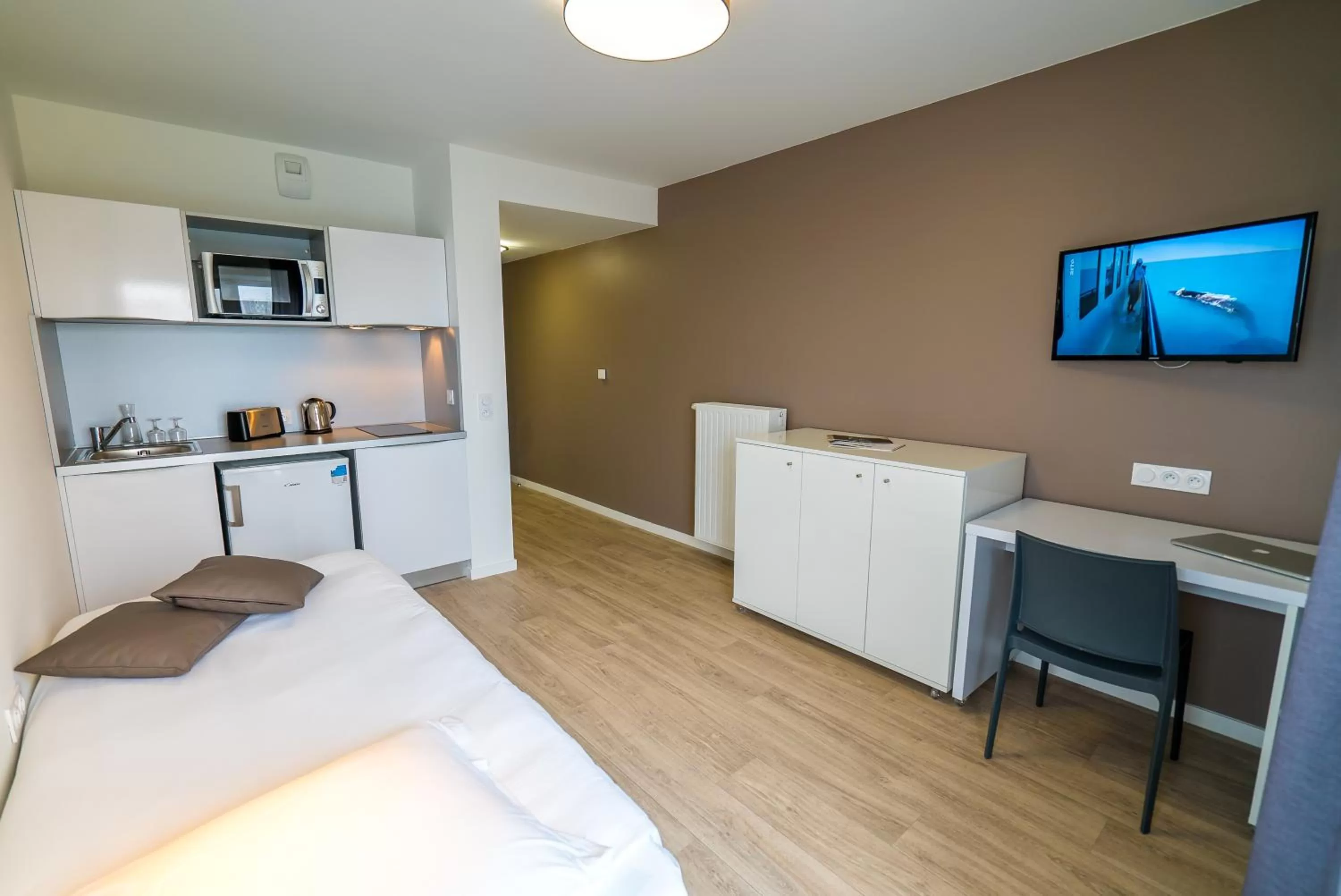 Kitchen or kitchenette in All Suites Appart Hôtel - Choisy-le-Roi