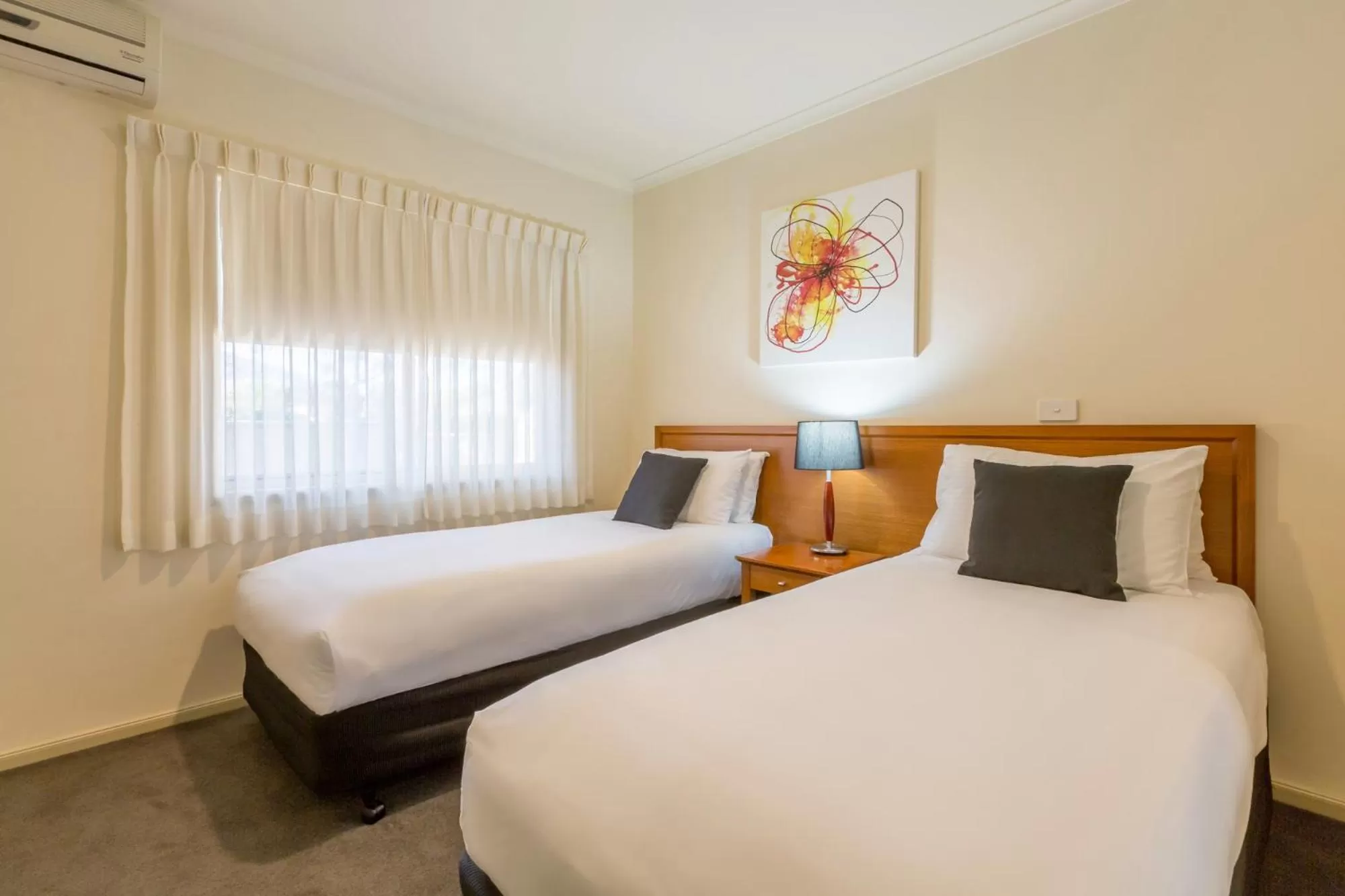 Photo of the whole room, Bed in Quest Tamworth