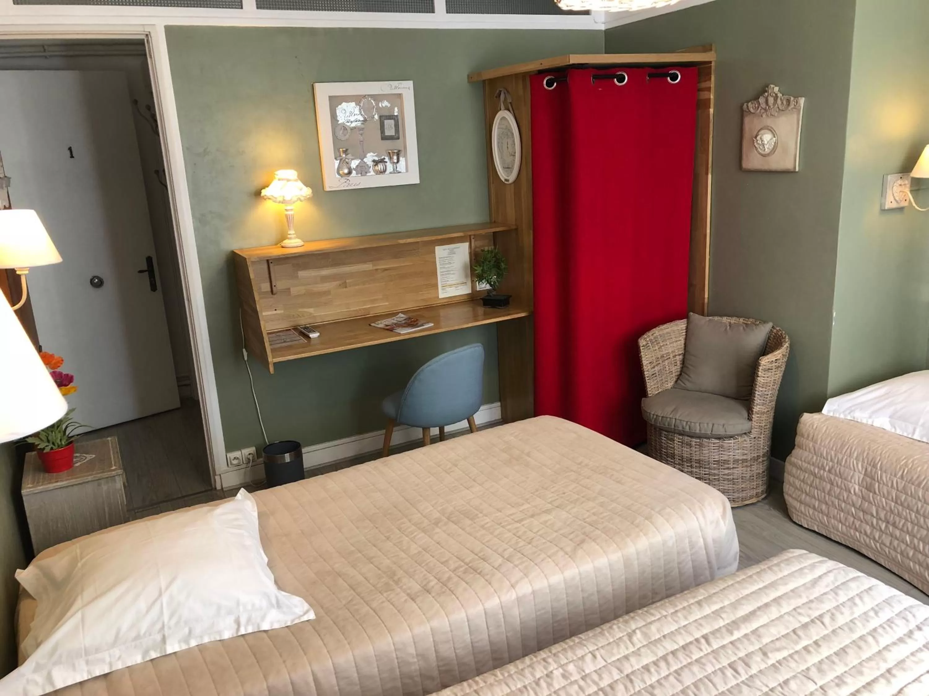 Bedroom, Bed in Hôtel De La Cathédrale