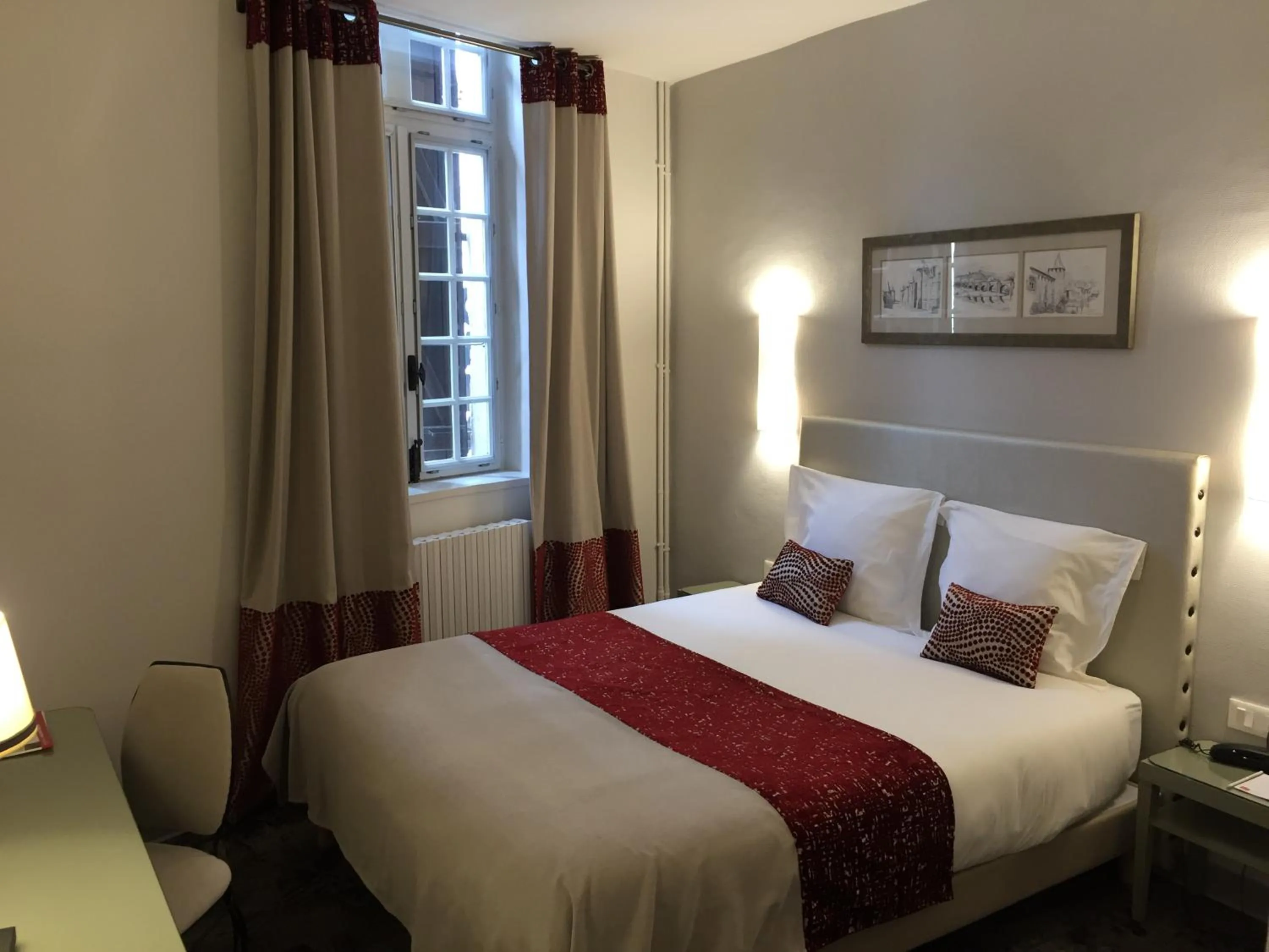Photo of the whole room, Bed in Hotel Du Pont Vieux
