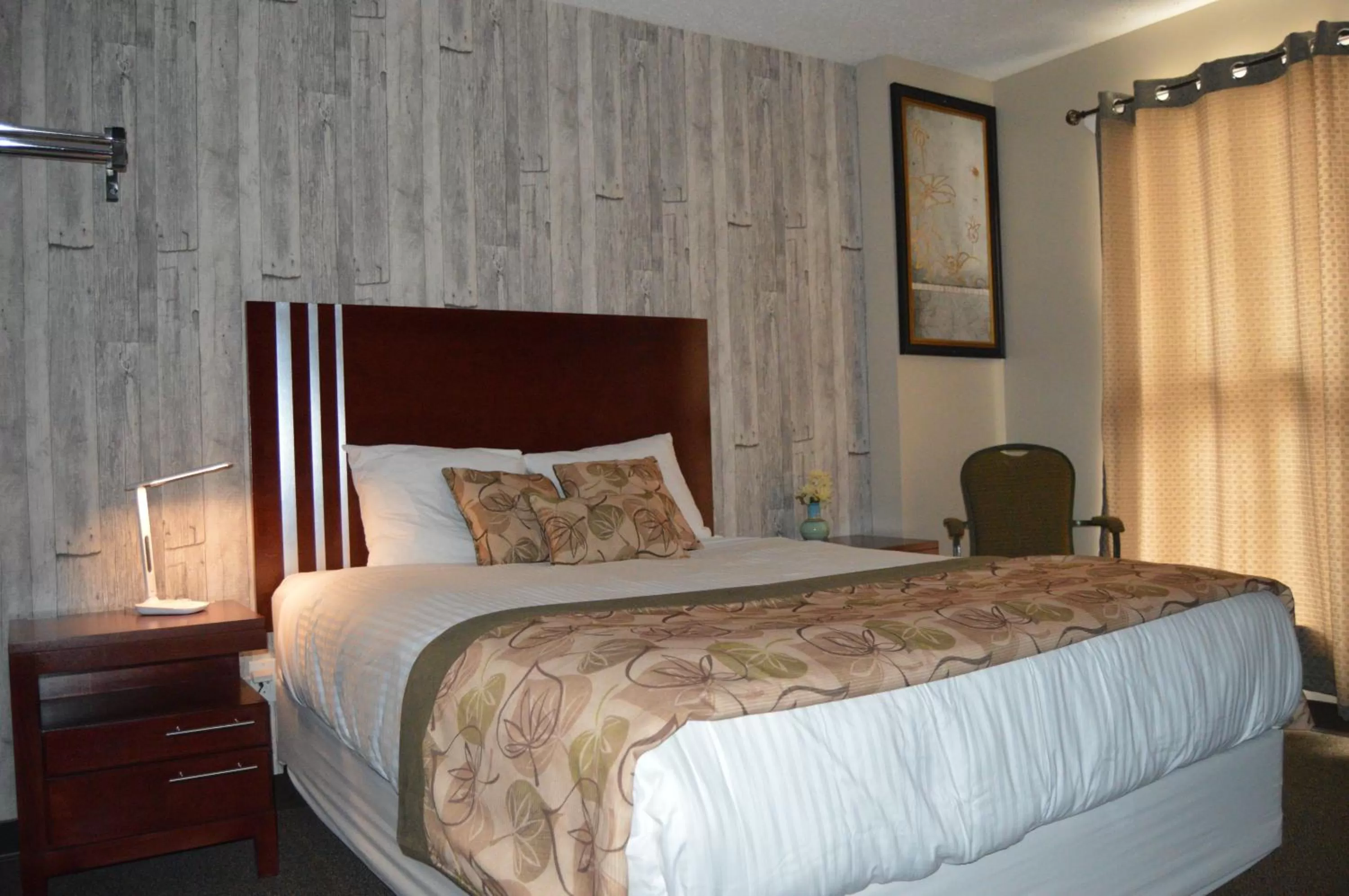 Bed in Wheel Inn Motel