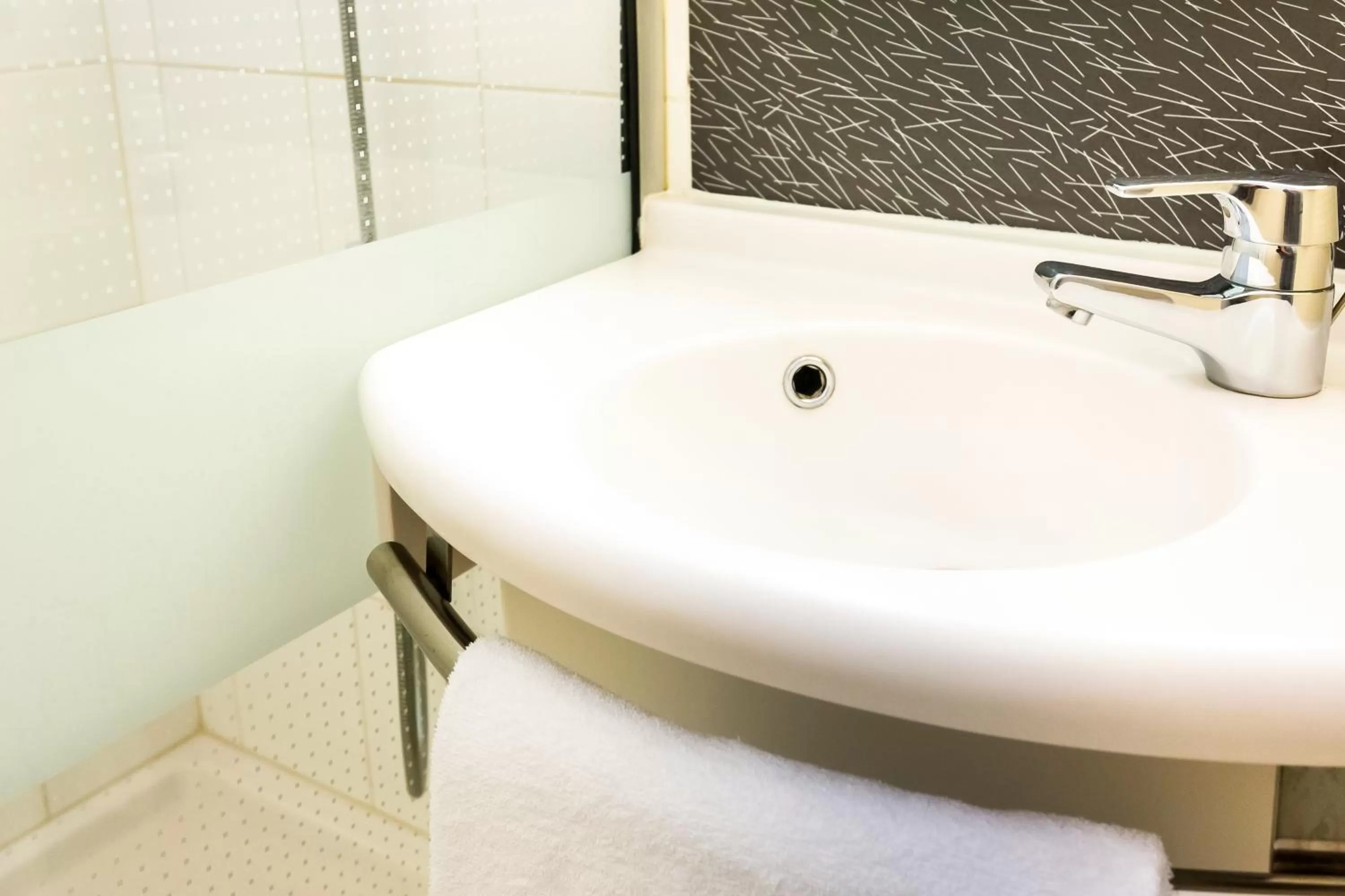 Shower in ibis Dieppe Le Val Druel