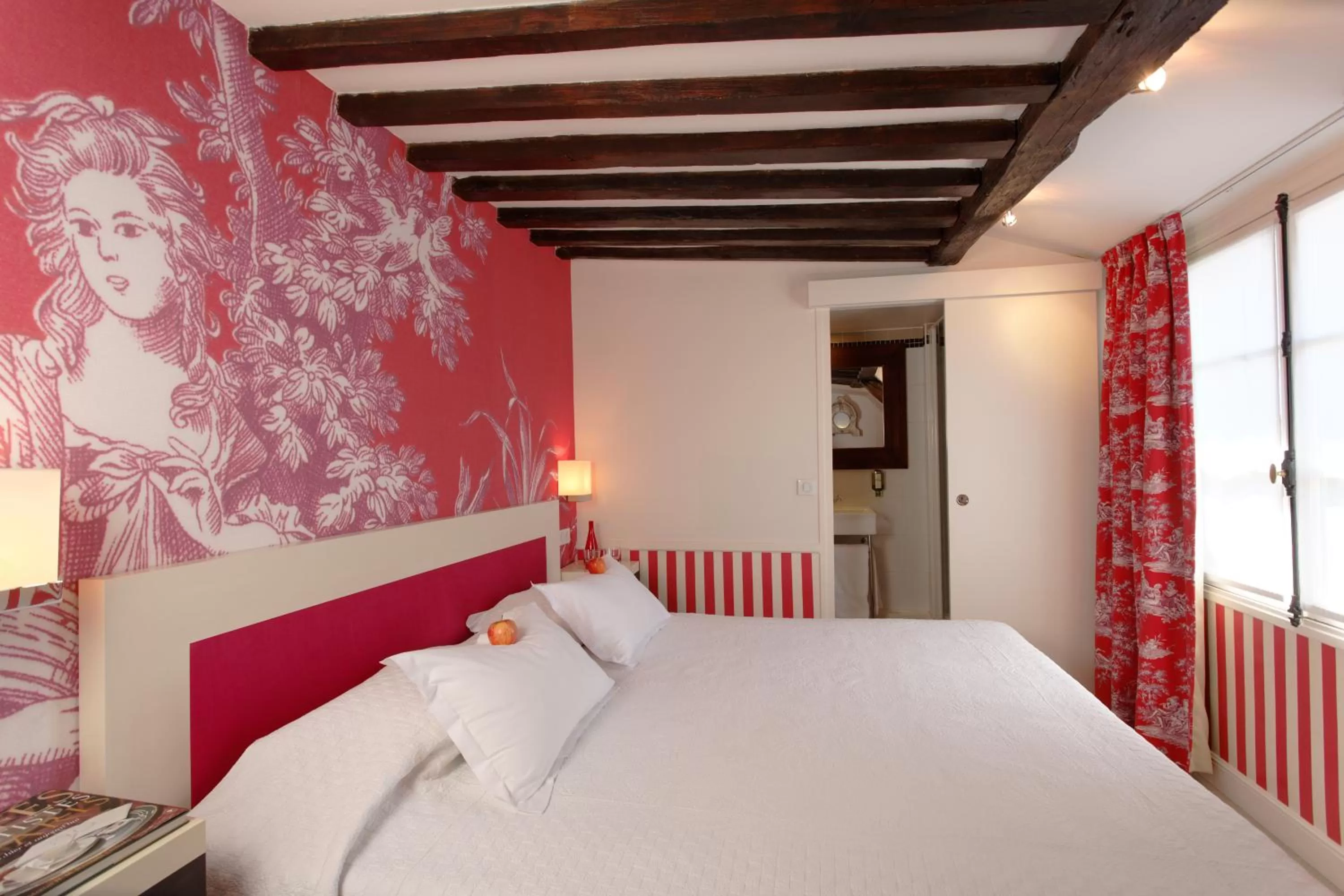 Photo of the whole room, Bed in Petit Madeleine Hôtel