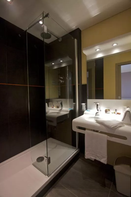 Bathroom in Logis Hôtel Novalis Quimperlé