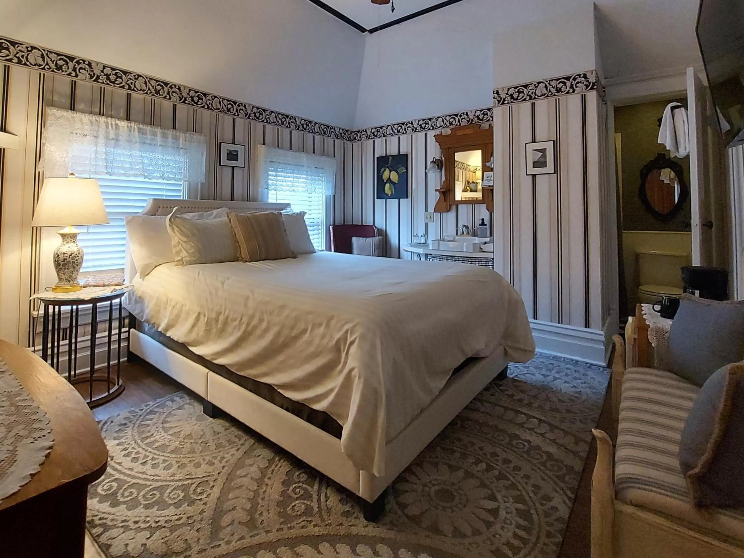 Bedroom, Bed in The Fresh Coast Inn at Ludington