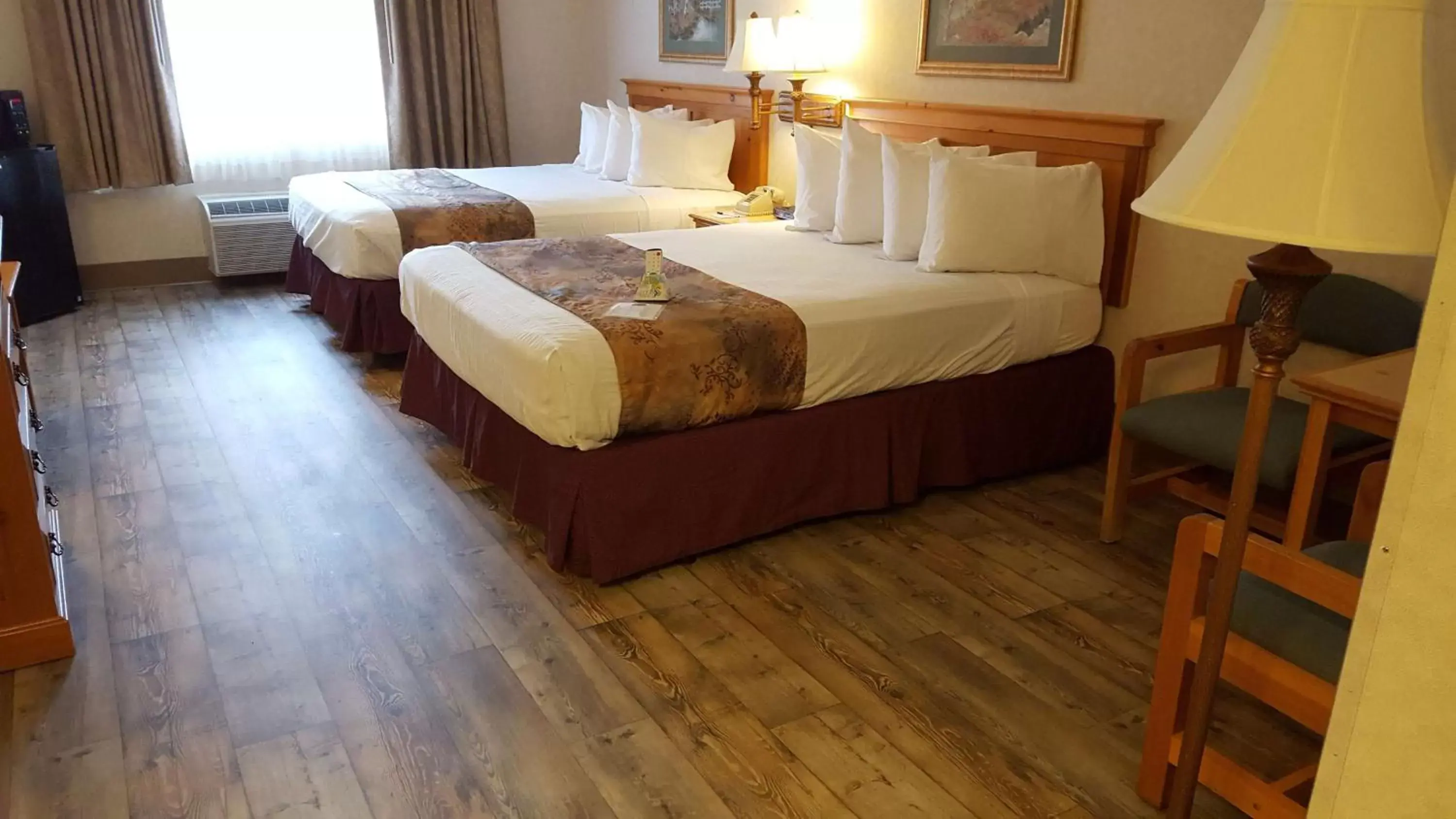 Queen Room with Two Queen Beds and Bath Tub - Disability Access/Non-Smoking in Best Western Inn at the Rogue Queen Room with Two Queen Beds and Bath Tub - Disability Access/Non-Smoking in Best Western Inn at the Rogue