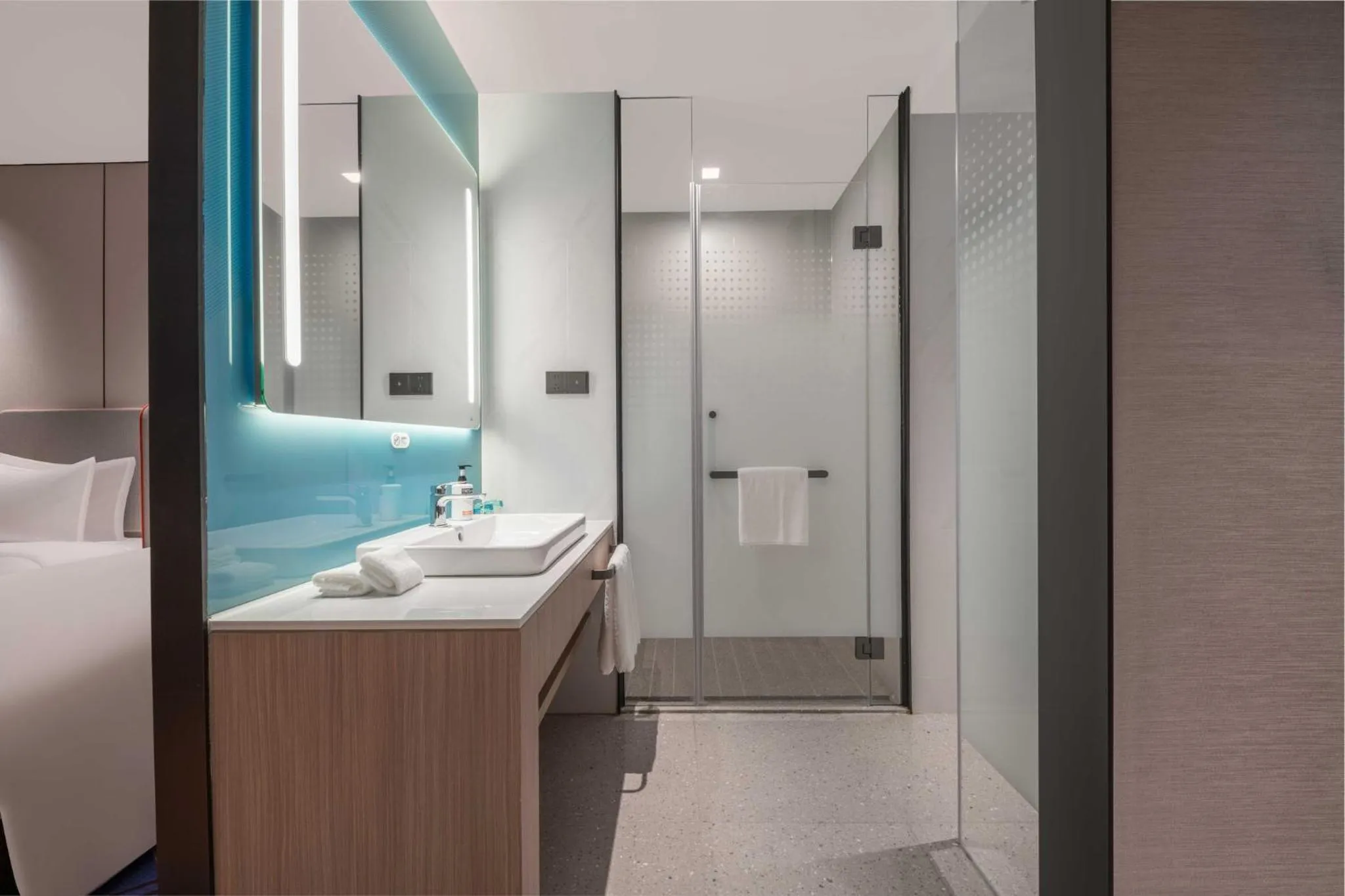 Bathroom, Bed in Holiday Inn Express Shantou Chenghai
