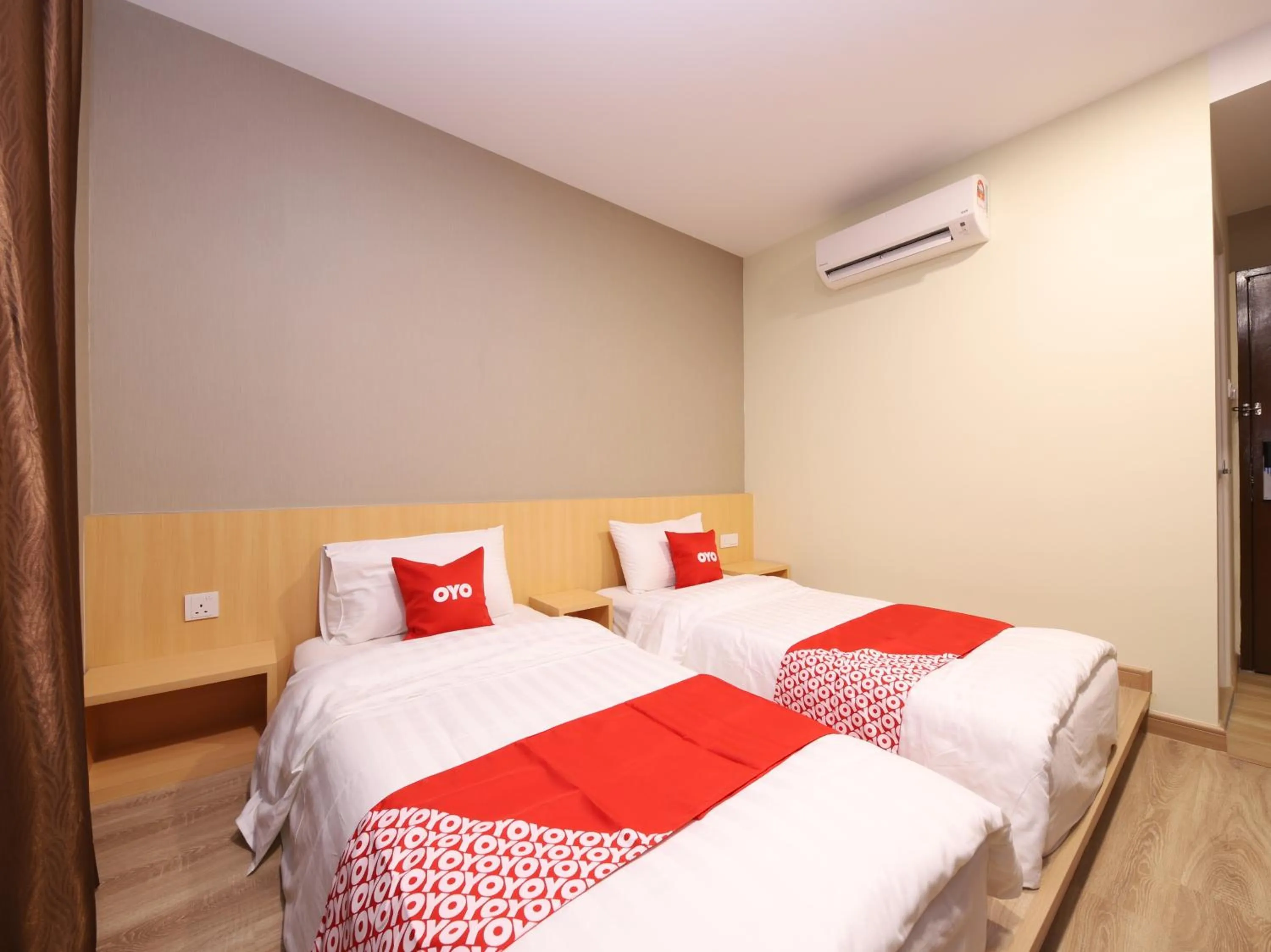 Property building, Bed in Hotel 101 Ulu Tiram