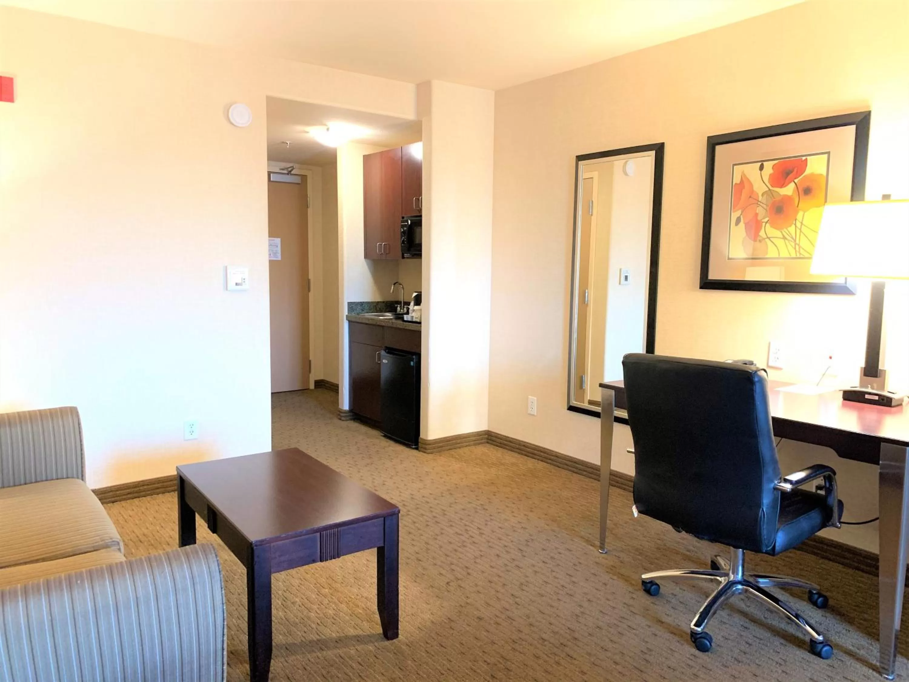 Bedroom in Holiday Inn Express Fresno Northwest - Herndon by IHG