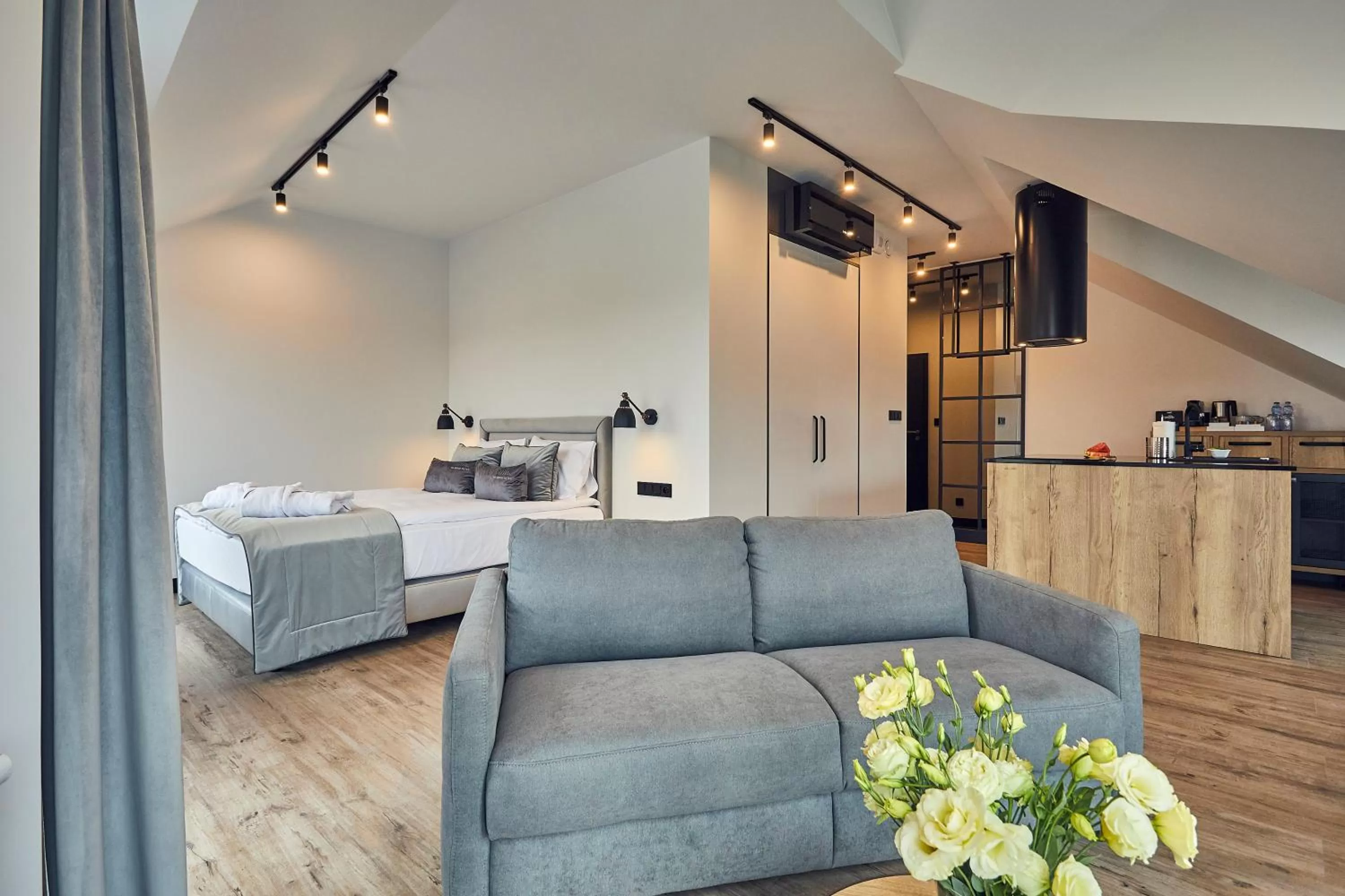 Seating area, Bed in The Bridge Suites Hotel