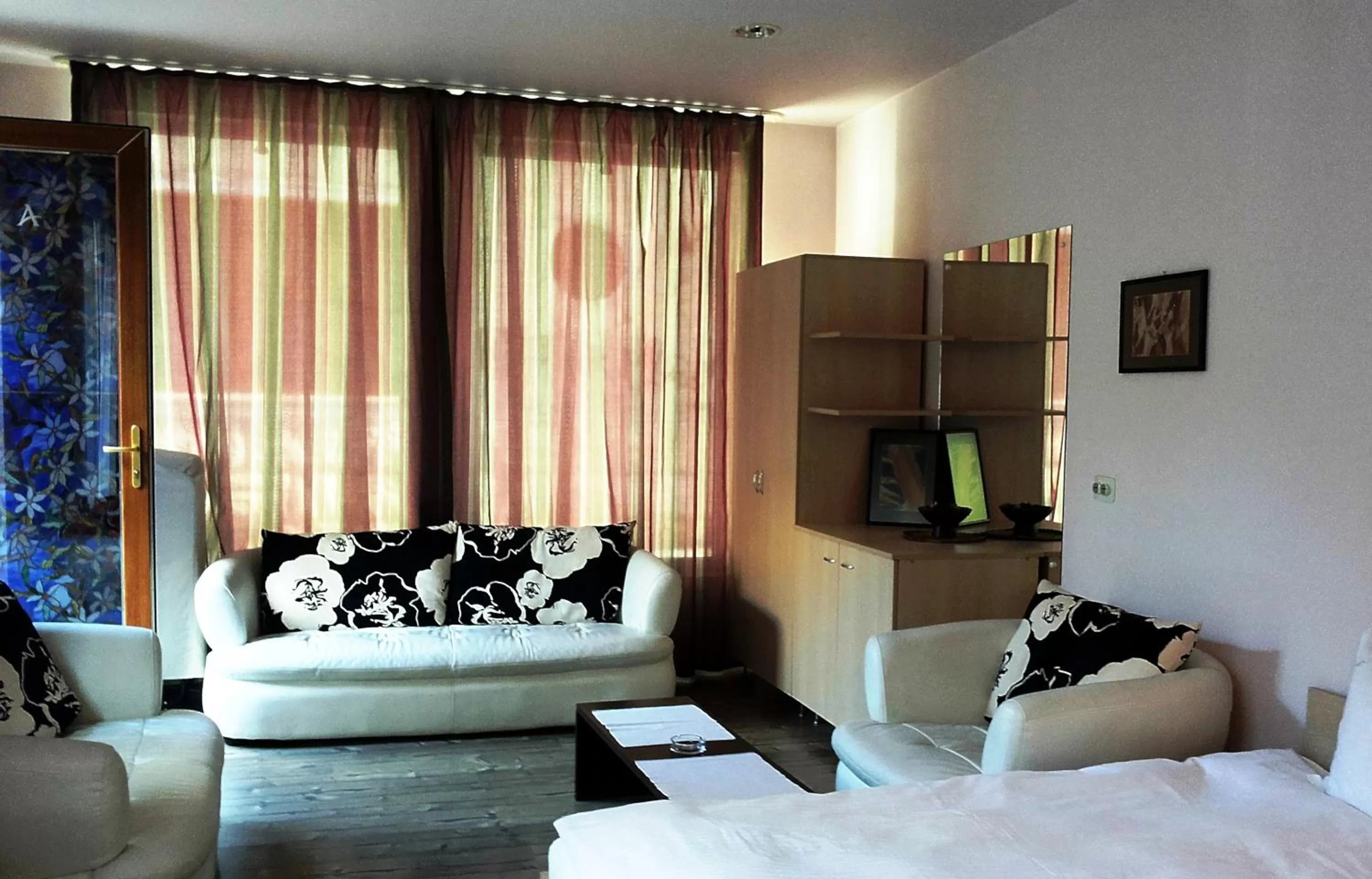 Photo of the whole room, Seating Area in Lucas 10 Apartments