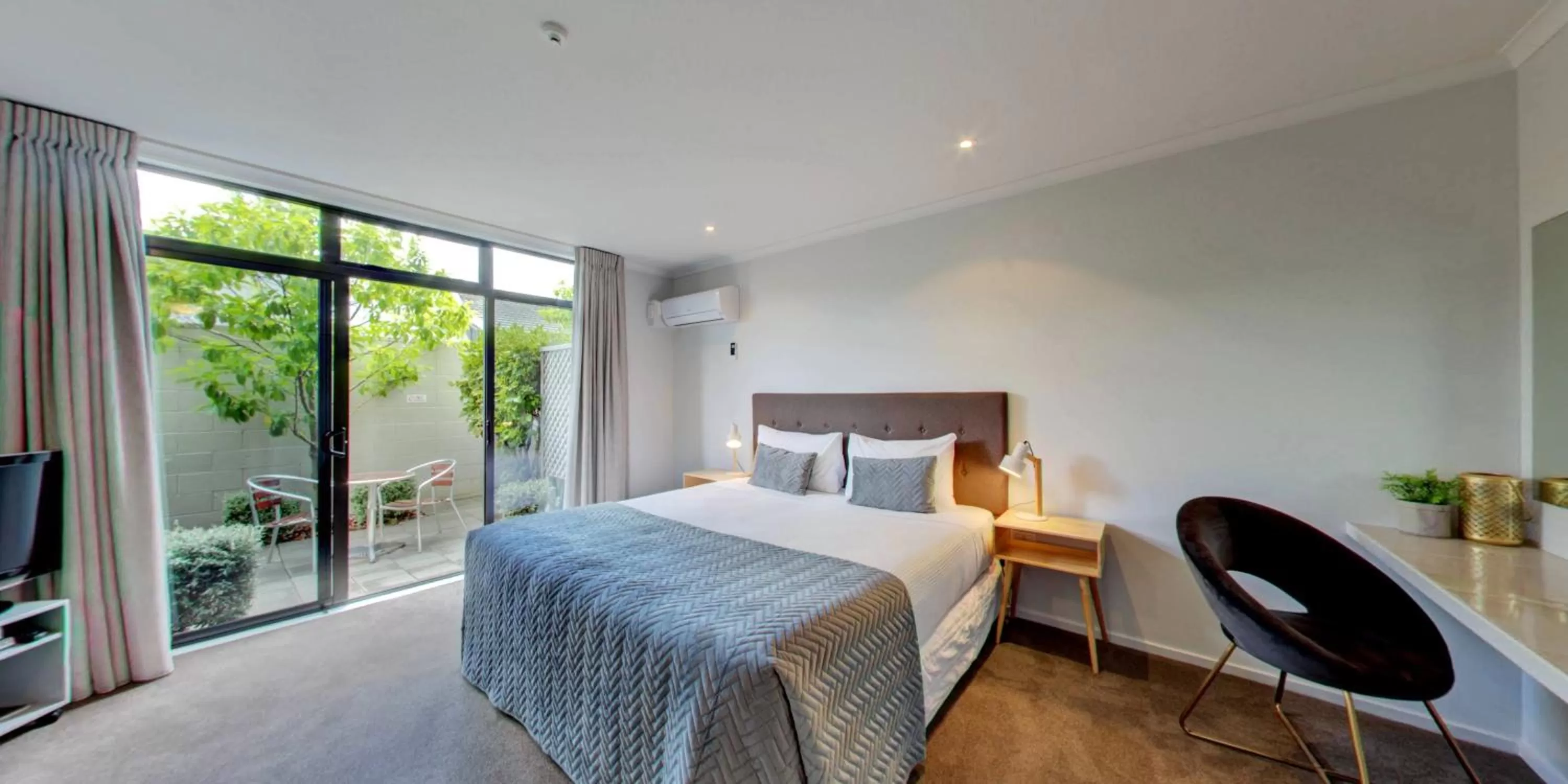 Bedroom, Bed in Alpine Lake Motel