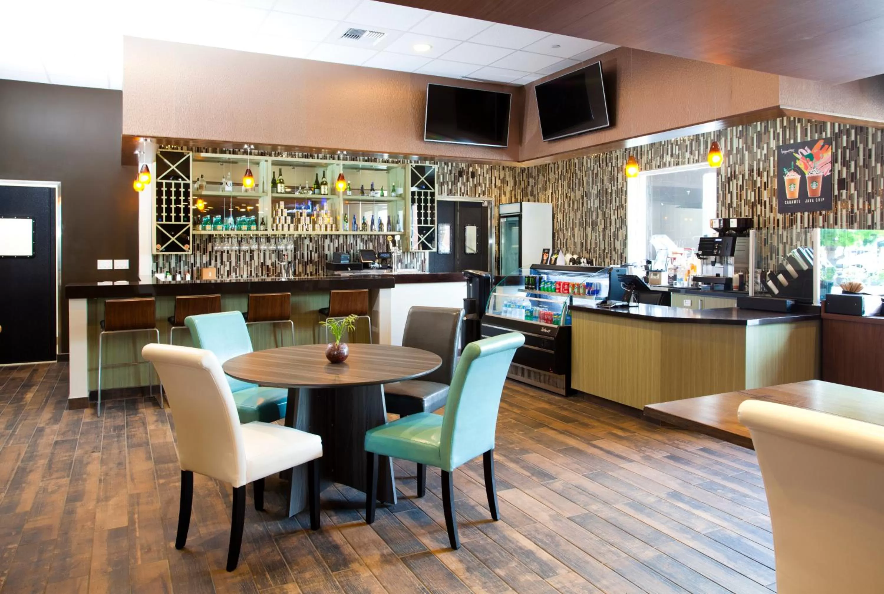 Lounge or bar in Redac Gateway Hotel Torrance