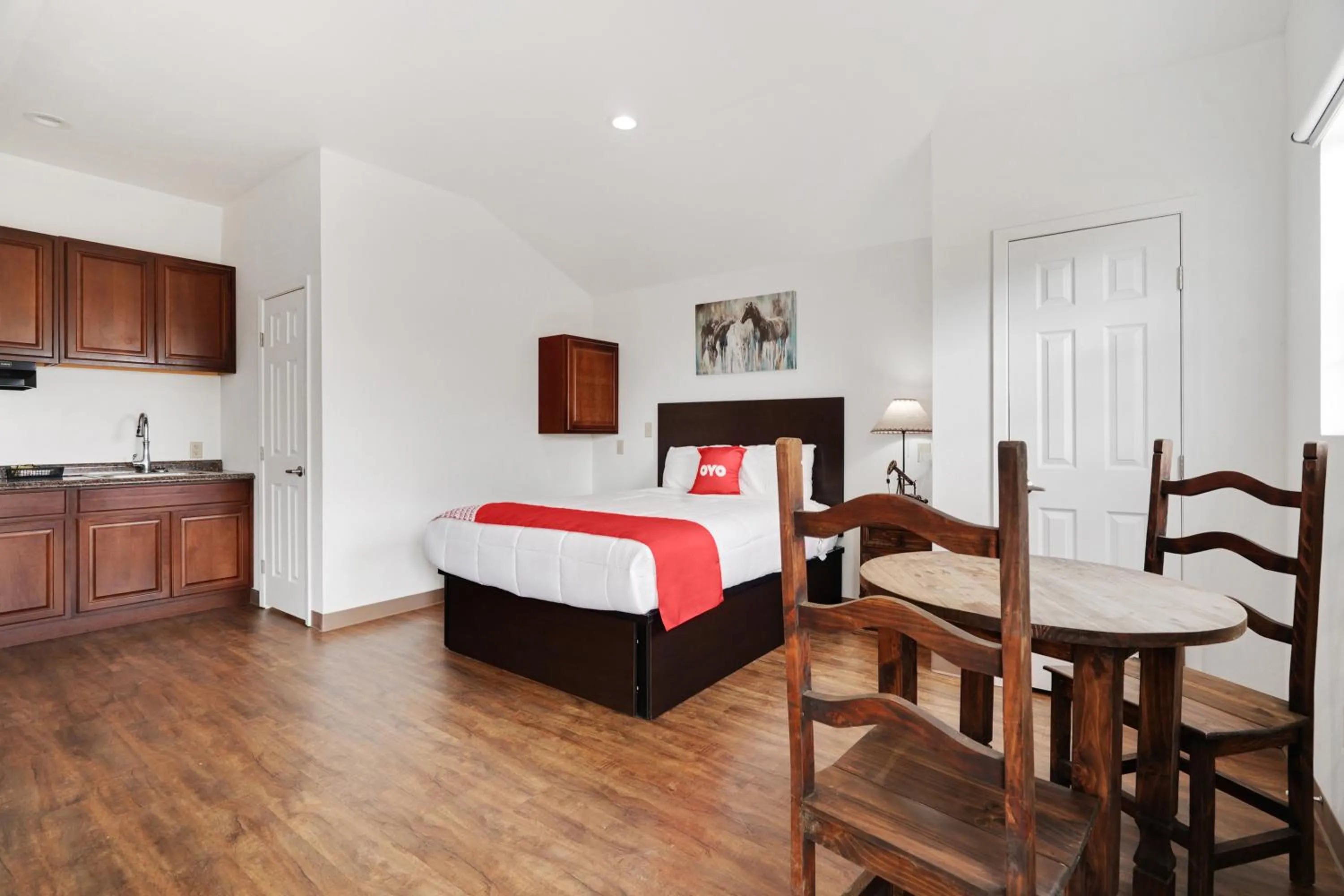 Seating area, Bed in The Resource Inn -Big Lake TX