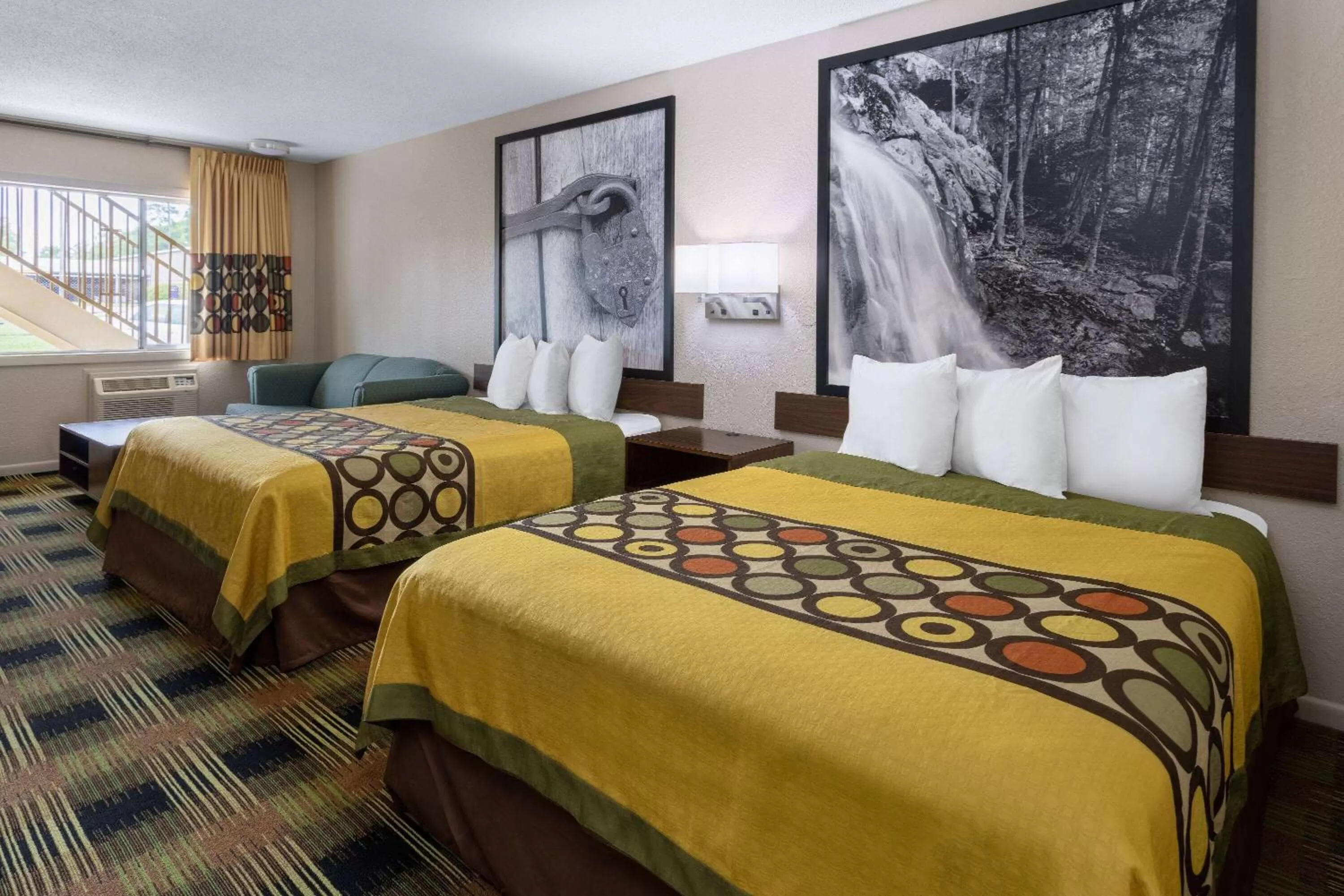 Photo of the whole room, Bed in Super 8 by Wyndham Williamsburg/Historic Area