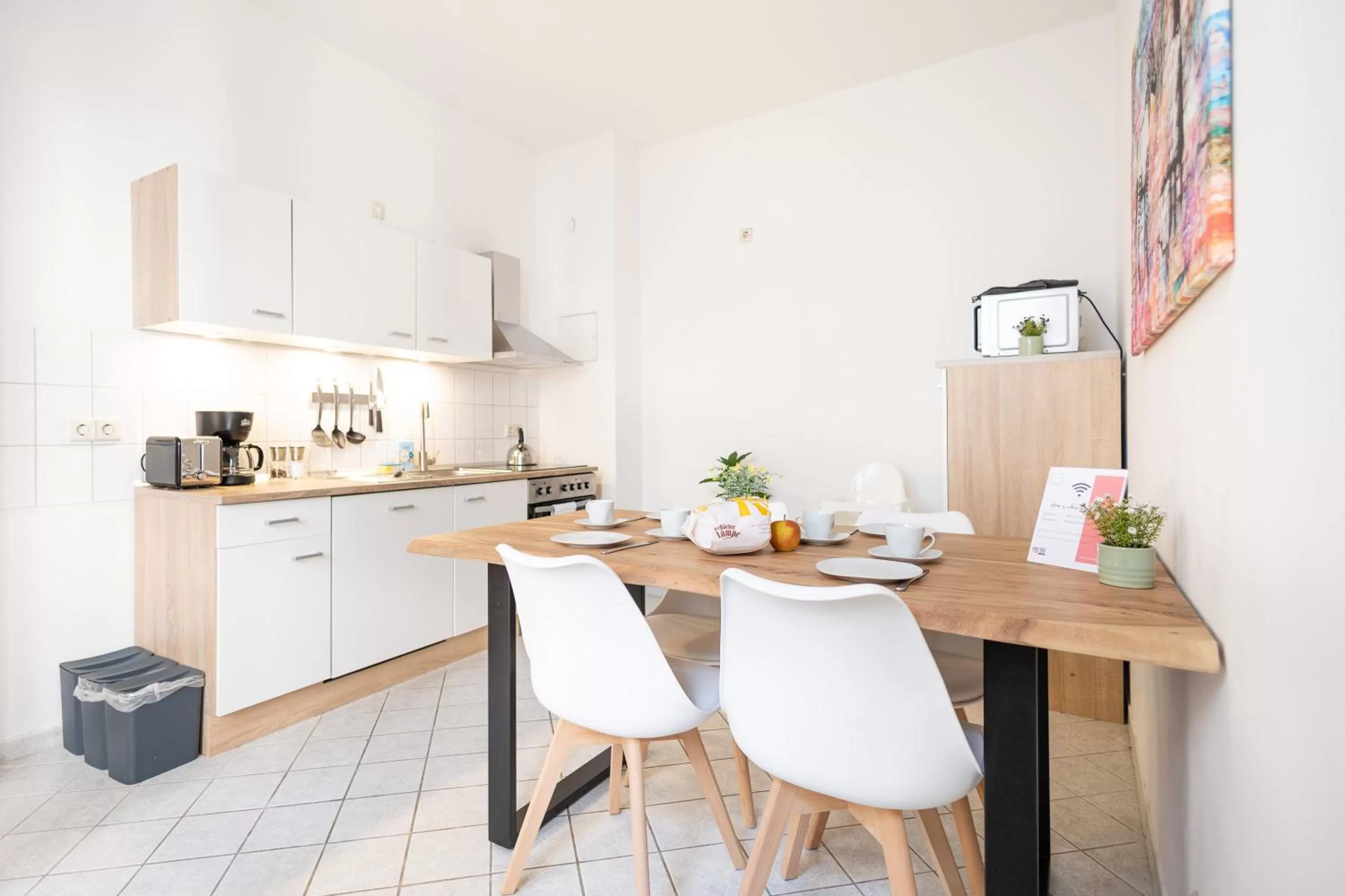 Kitchen or kitchenette, Kitchen/Kitchenette in Ko-Living Space an der Oper - Street Art Design Apartments