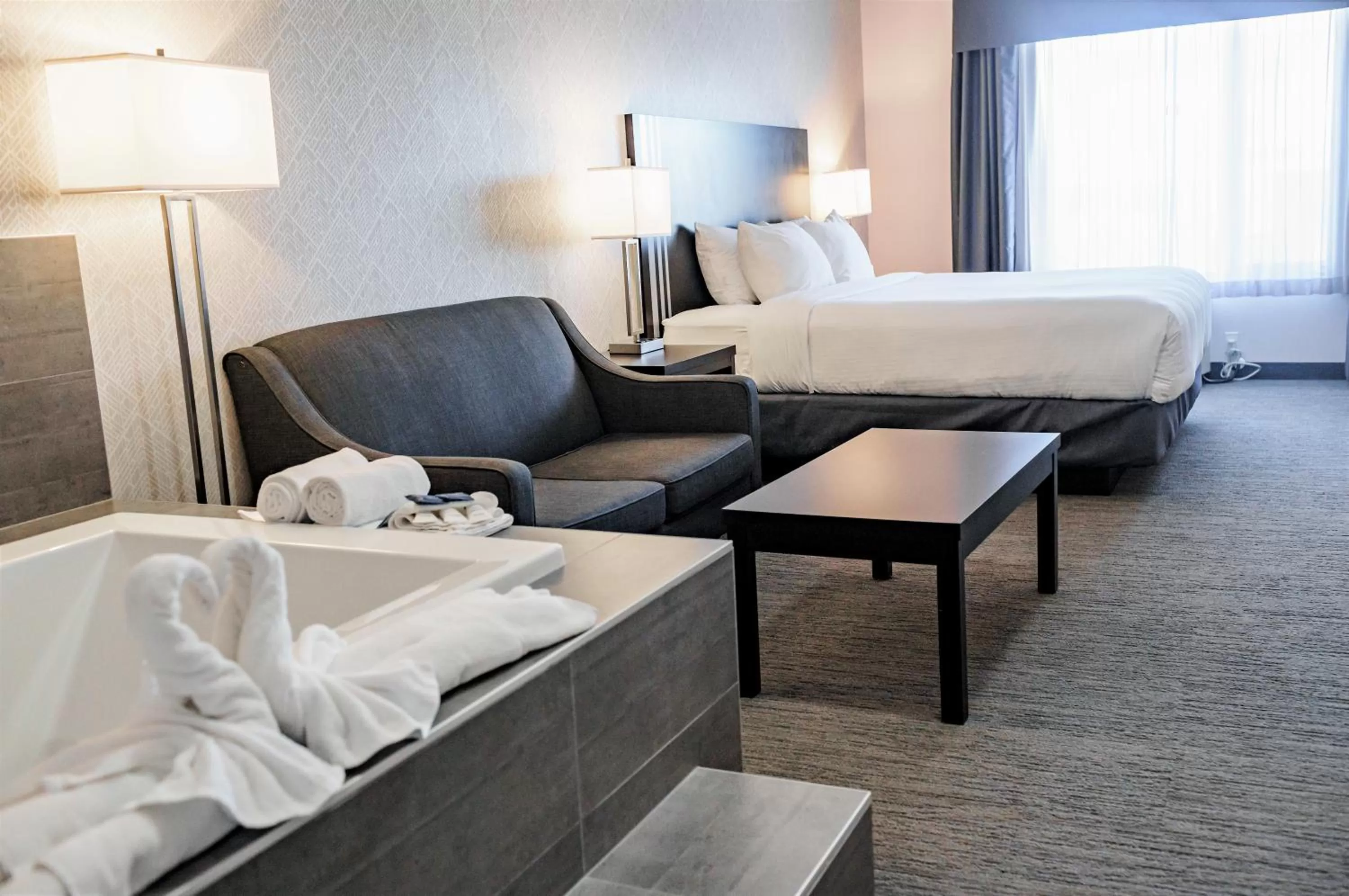 Photo of the whole room, Bed in Park Inn by Radisson Edmonton Airport