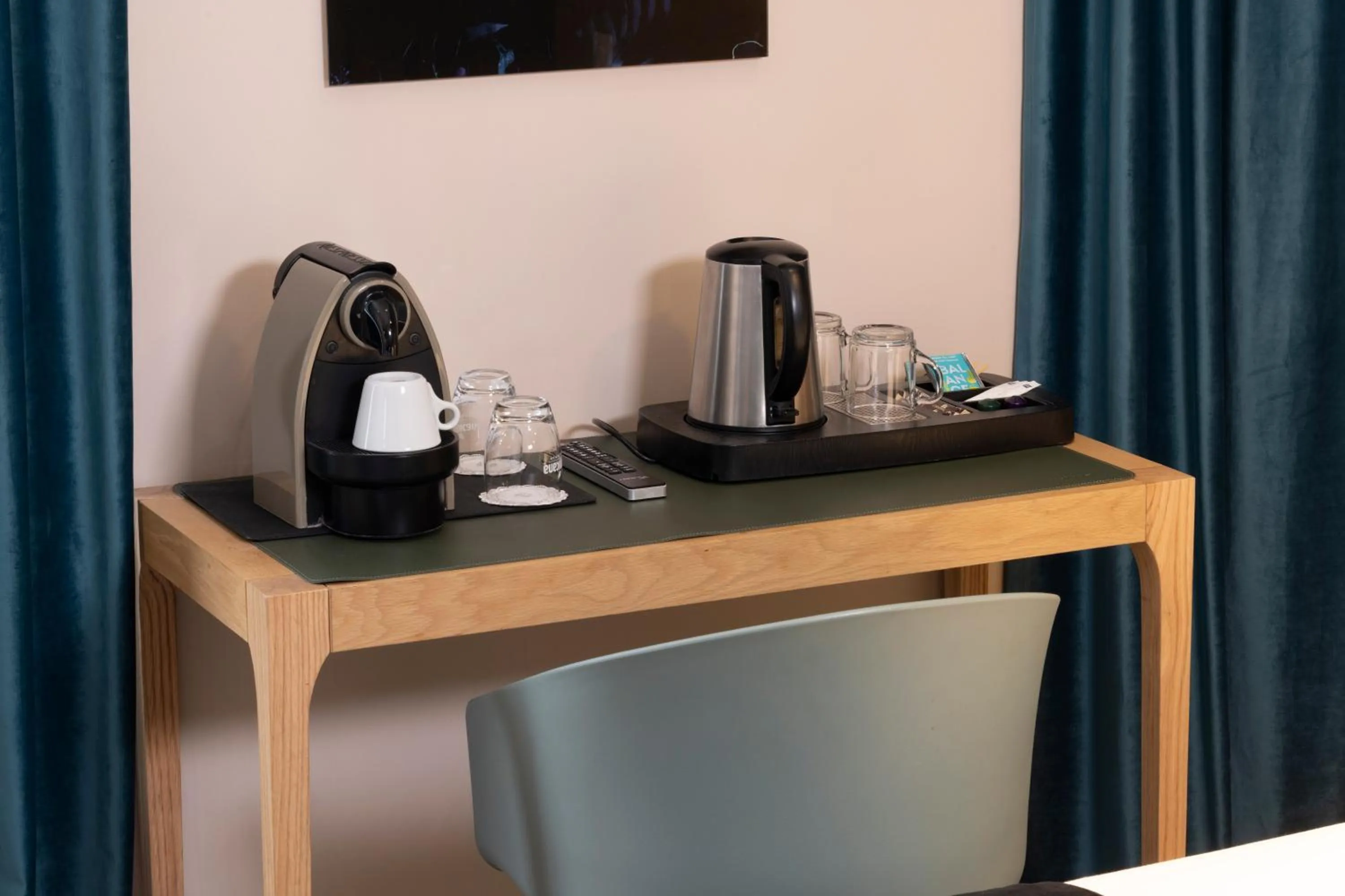 Coffee/tea facilities in Hôtel Elixir