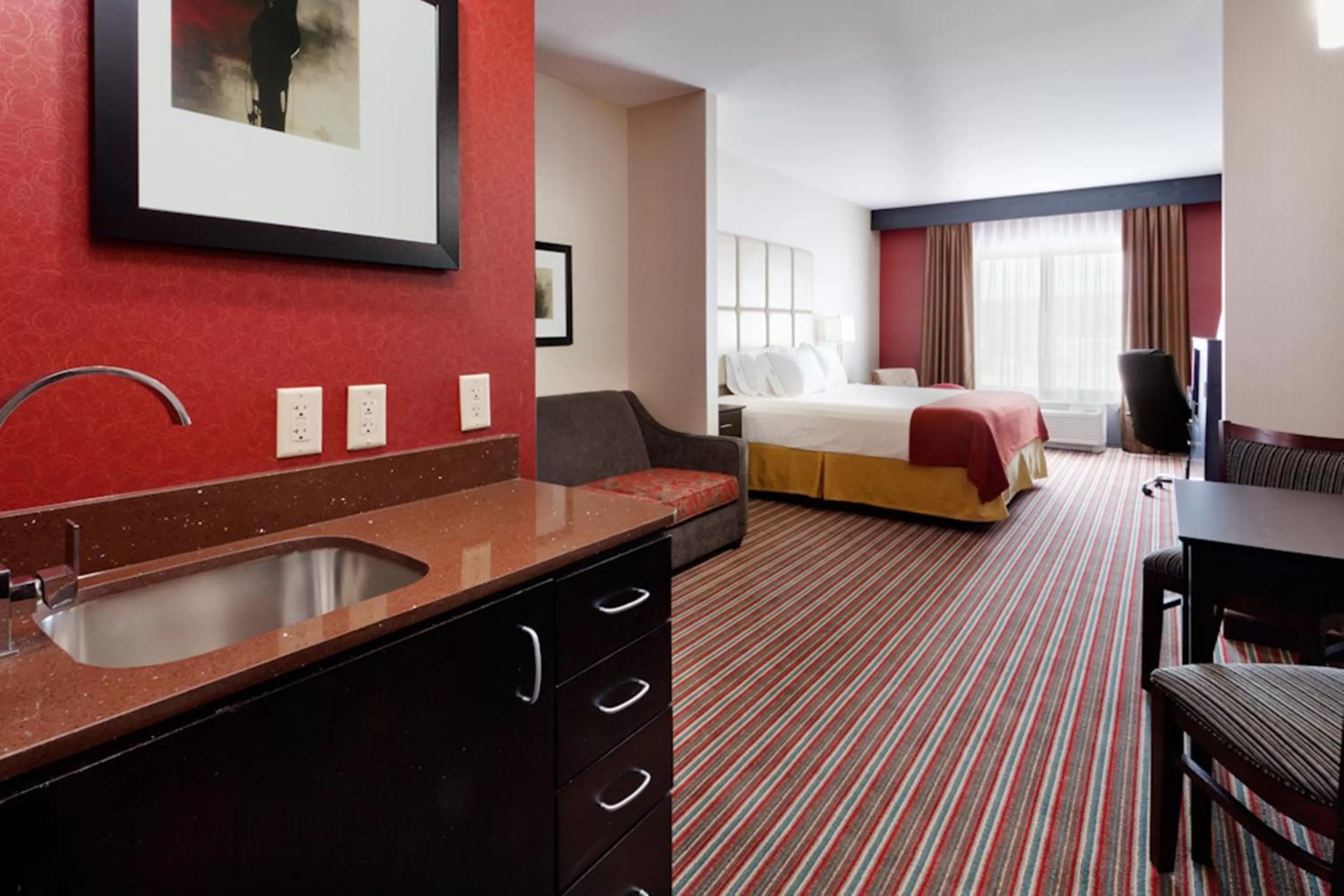 Photo of the whole room, Bed in Holiday Inn Express & Suites Northeast by IHG