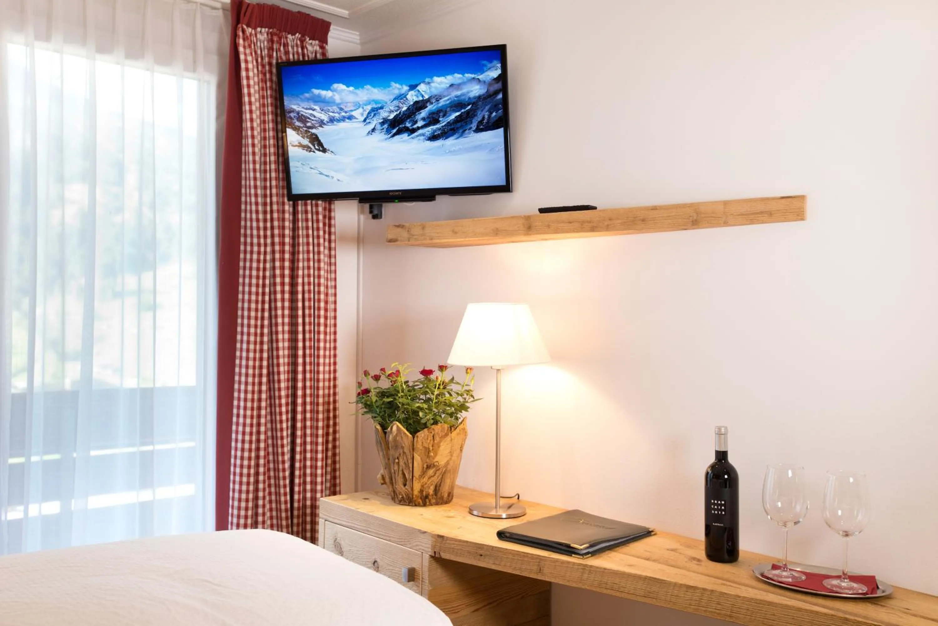 Photo of the whole room, Bed in Hotel Bernerhof Grindelwald