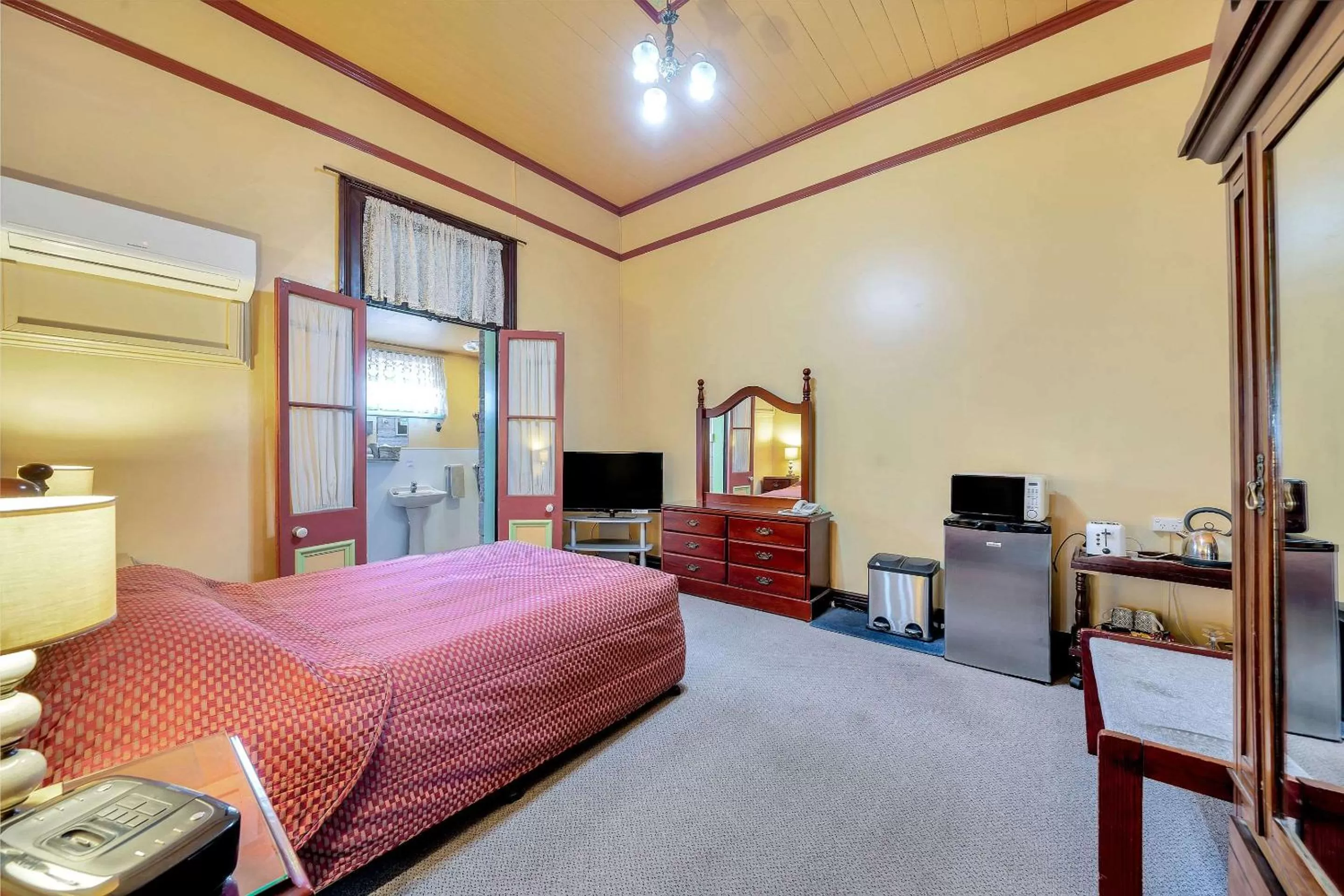 Bedroom, Bed in Comfort Inn Warwick