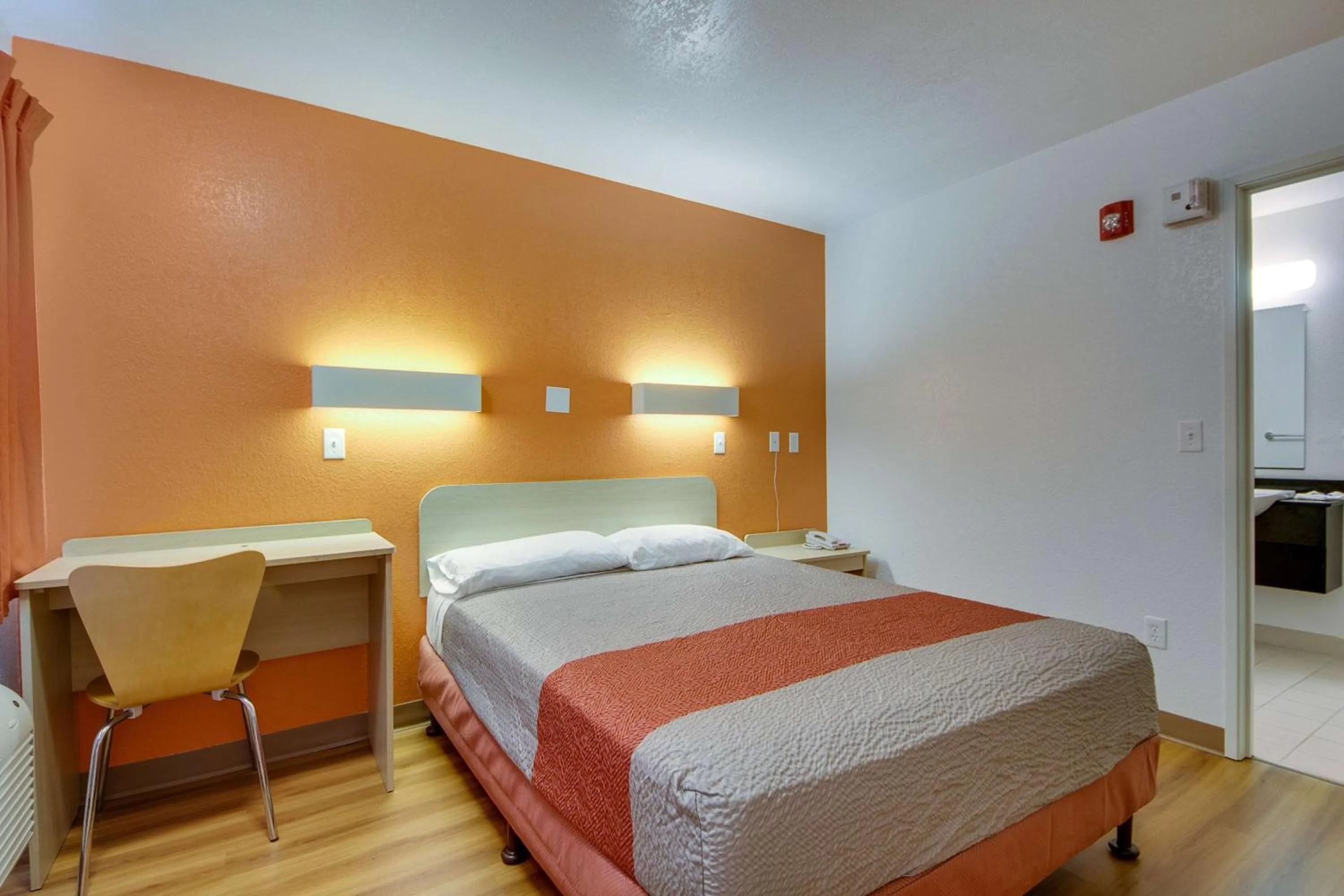 Photo of the whole room, Bed in Avera Suites