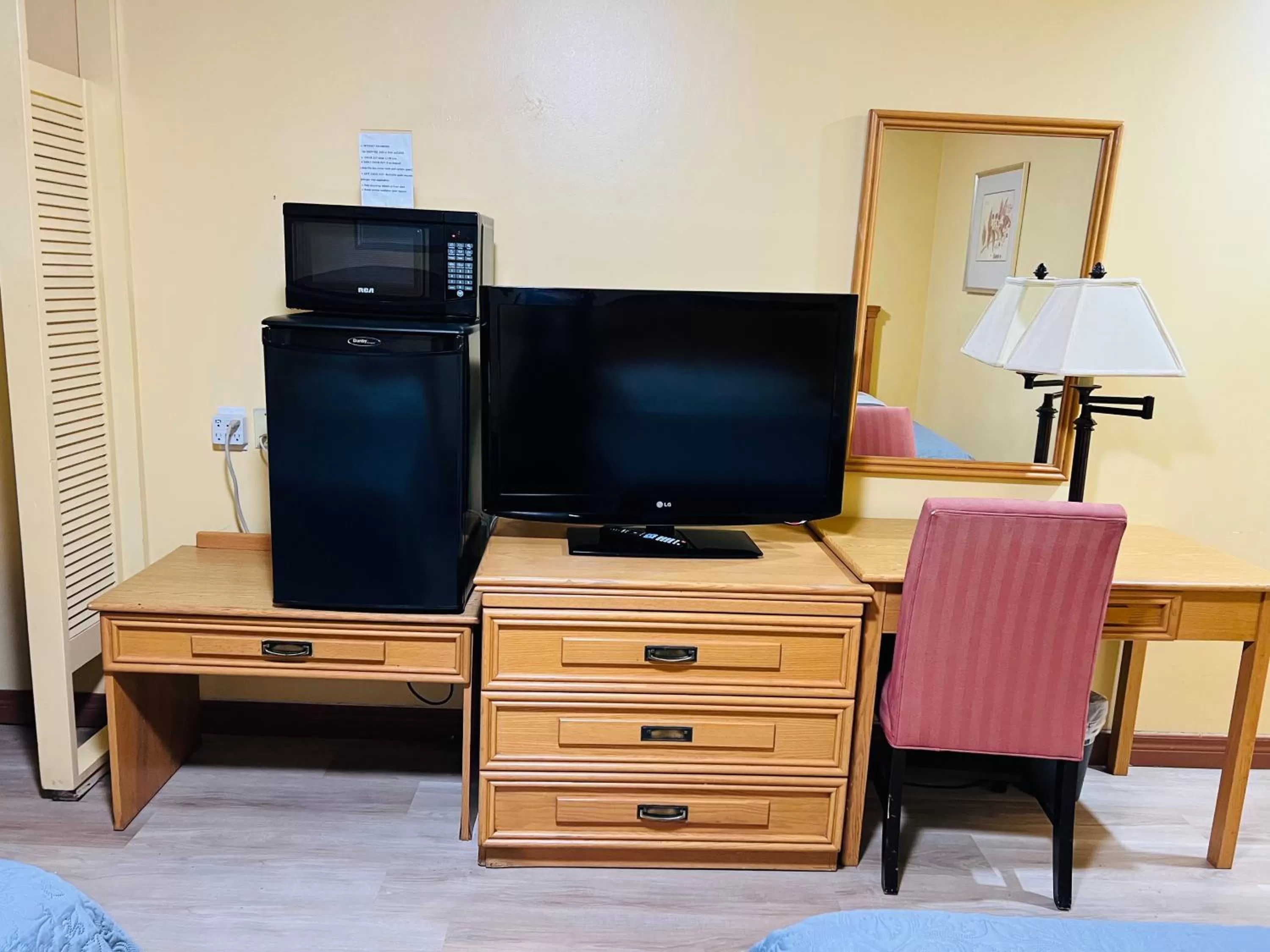 TV and multimedia in Sunset Inn