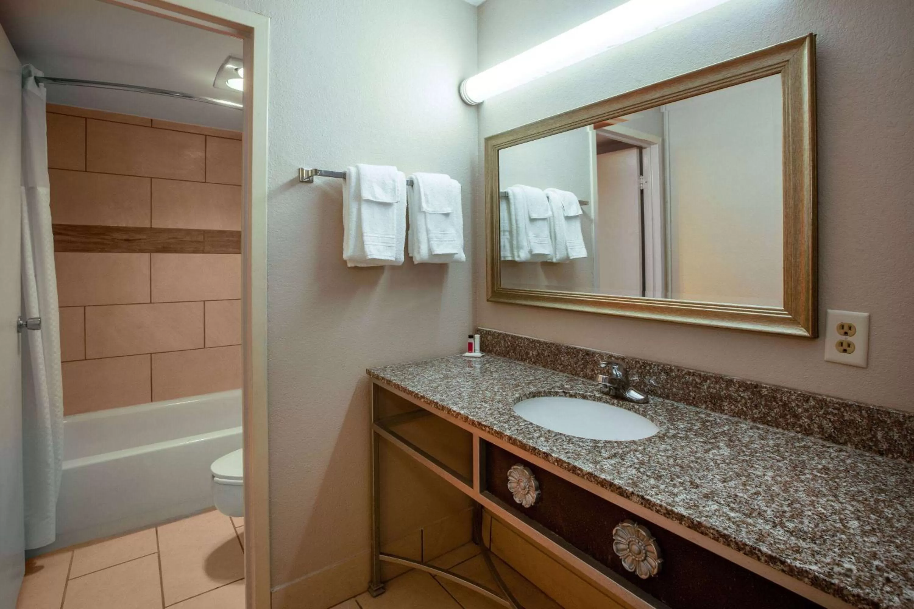 TV and multimedia in Baymont by Wyndham Northwood