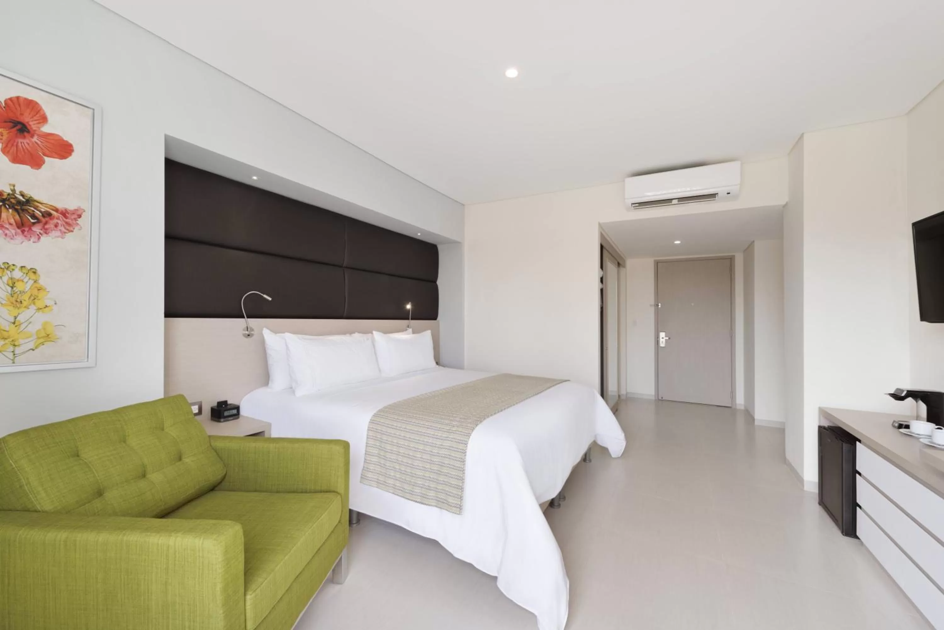 Deluxe Queen Room in Wyndham Garden Barranquilla