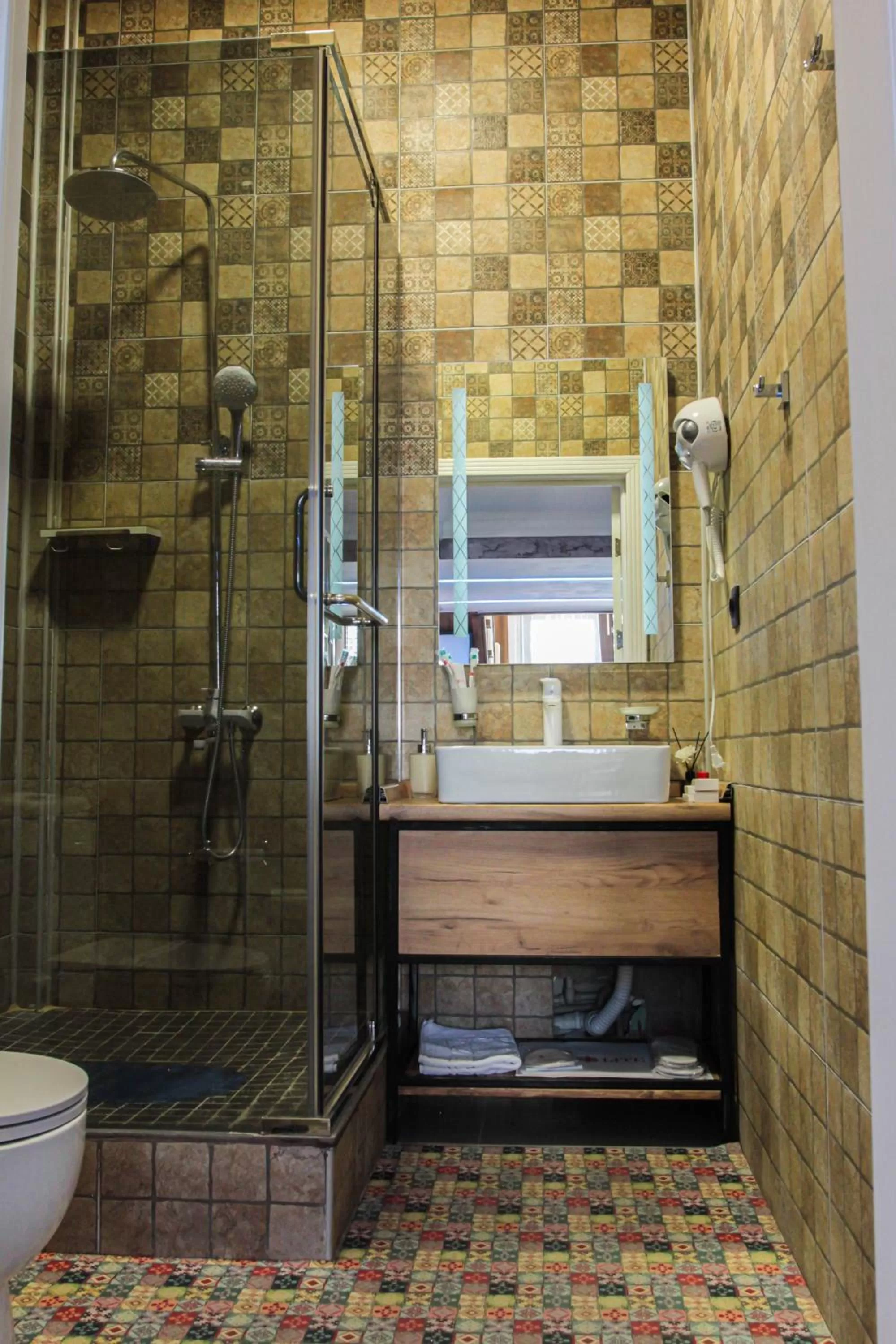 Shower, Bathroom in E-lite& Meatador