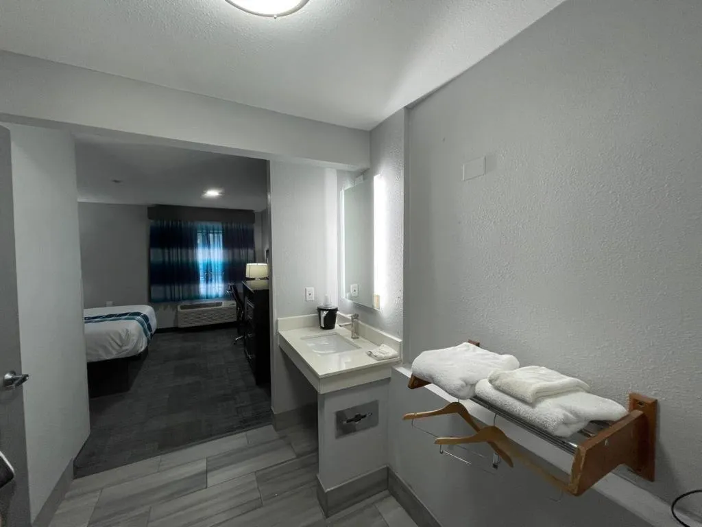 Bathroom, Bed in La Quinta Inn by Wyndham Indianapolis Airport Executive Dr