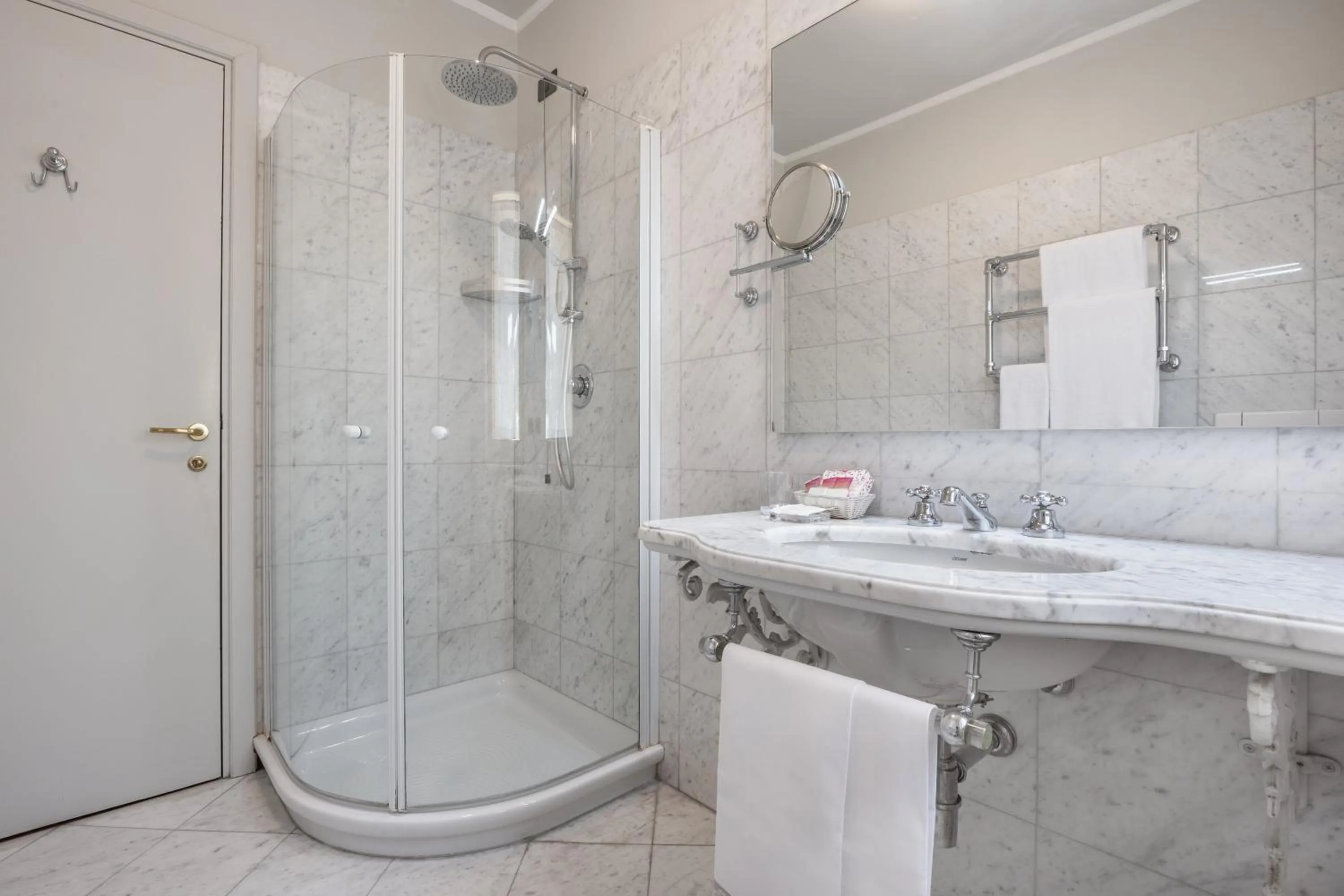 Shower in Hotel San Luca