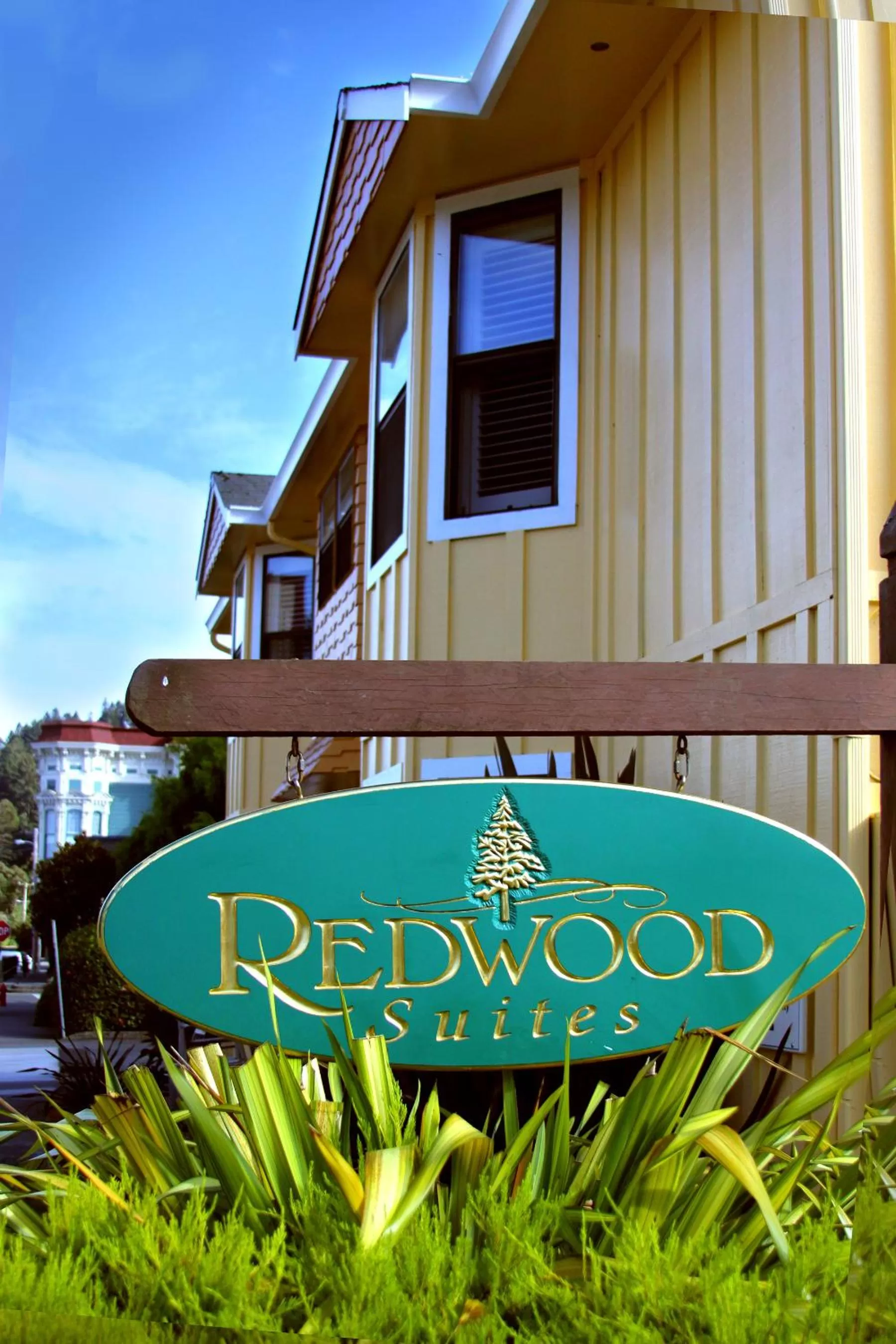 Facade/entrance in Redwood Suites